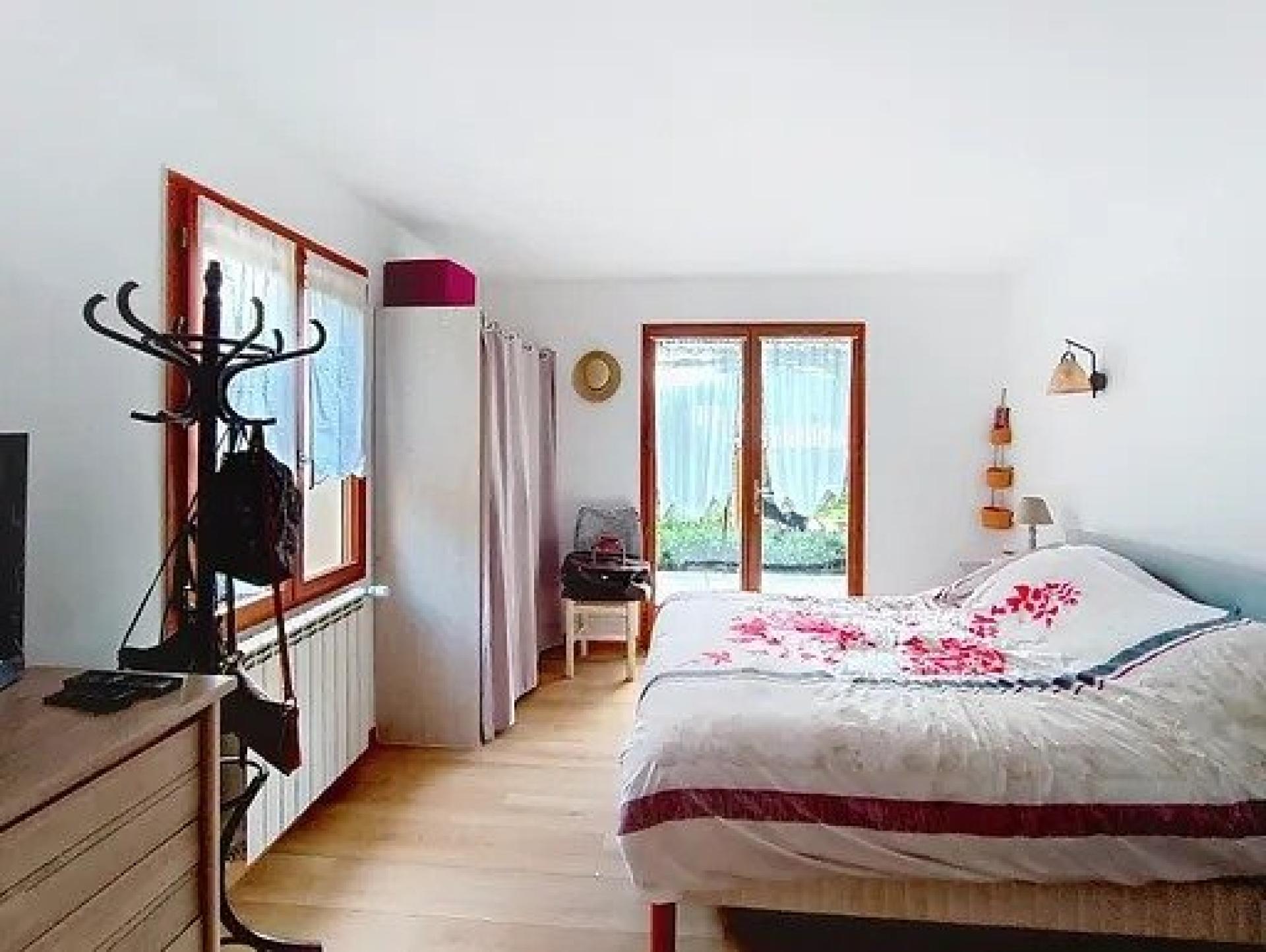 Photo 11 of the listing.