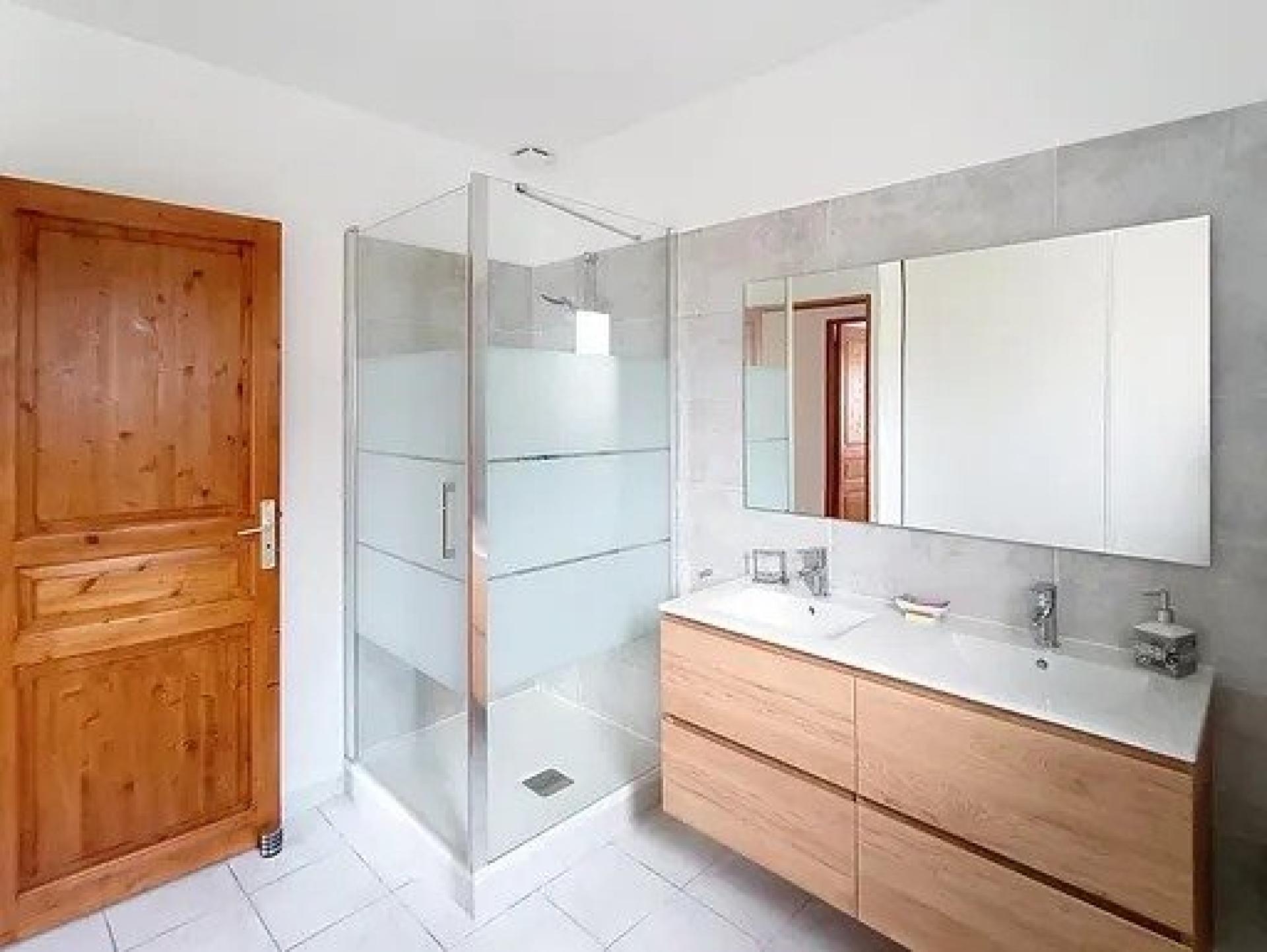 Photo 7 of the listing.