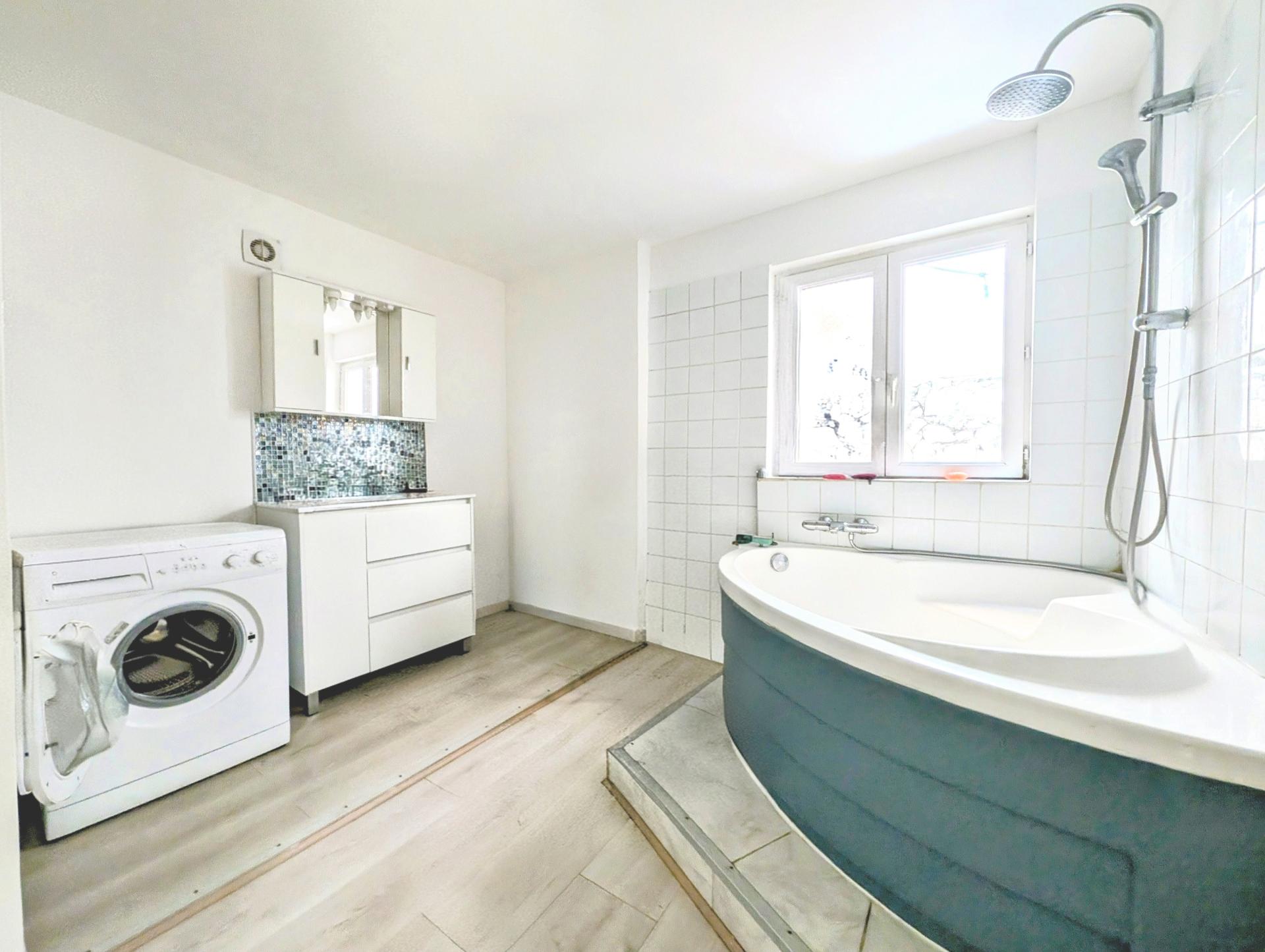 Photo 7 of the listing.