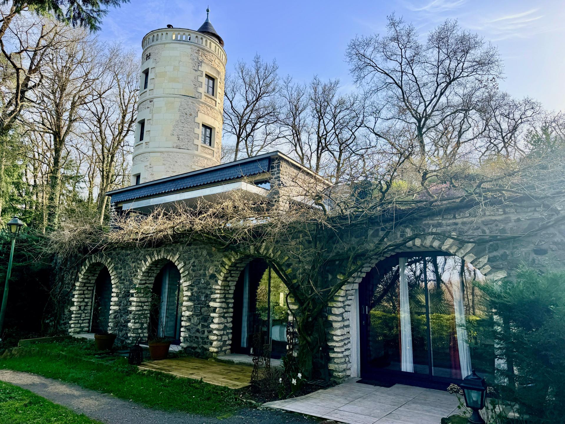 Photo 2 of the listing.