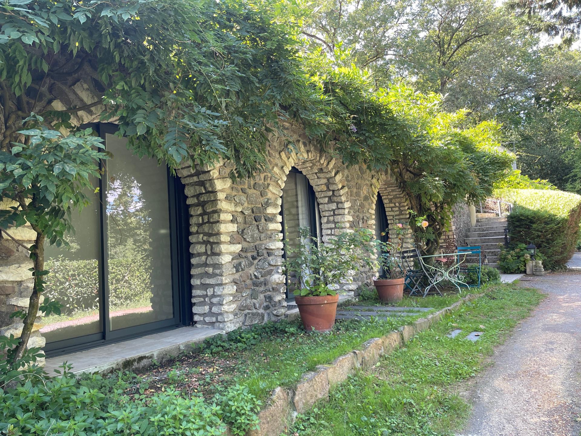 Photo 3 of the listing.