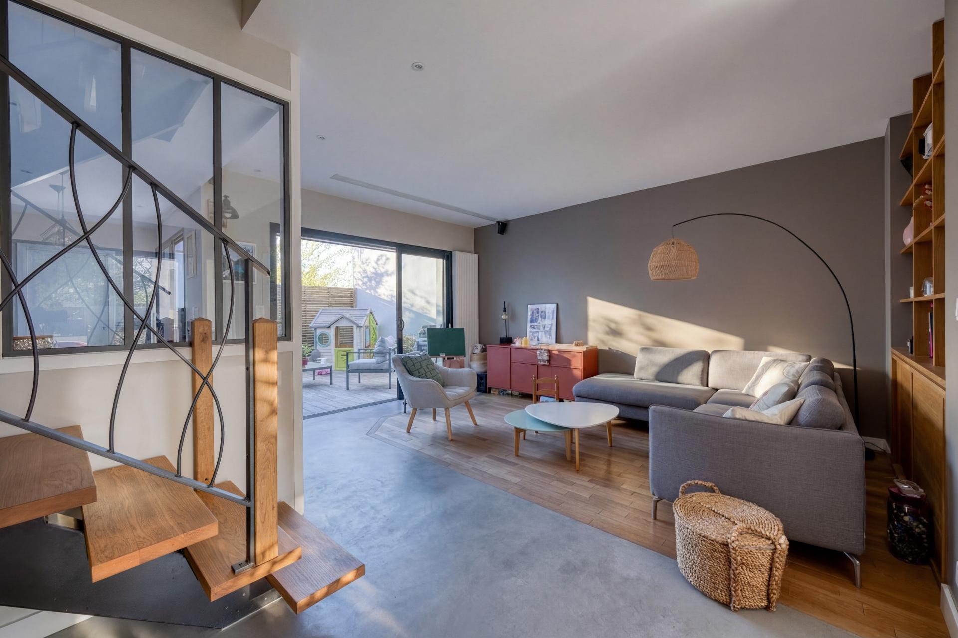 Photo 2 of the listing.