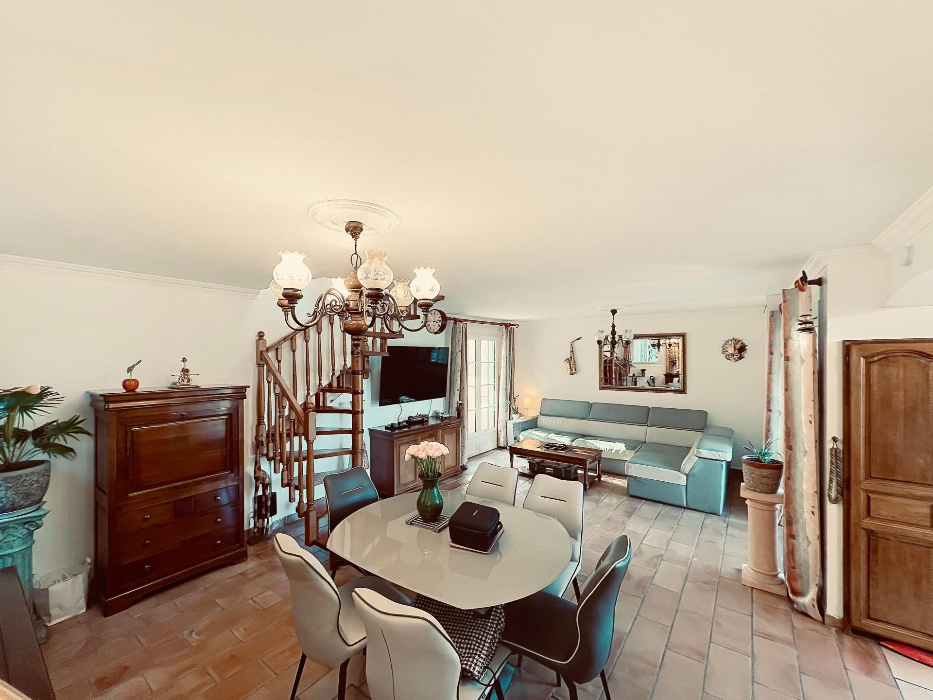 Photo 5 of the listing.