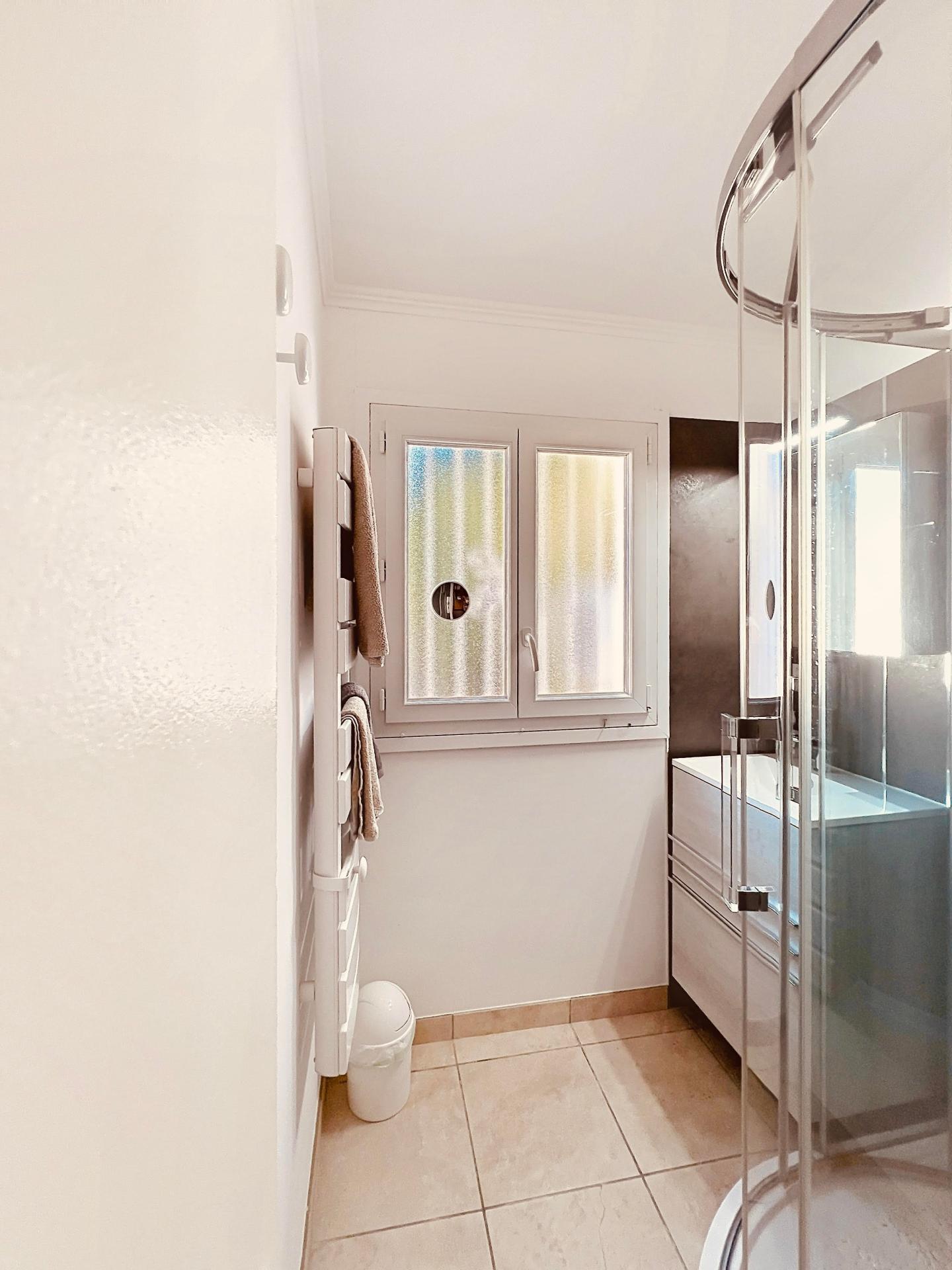 Photo 7 of the listing.