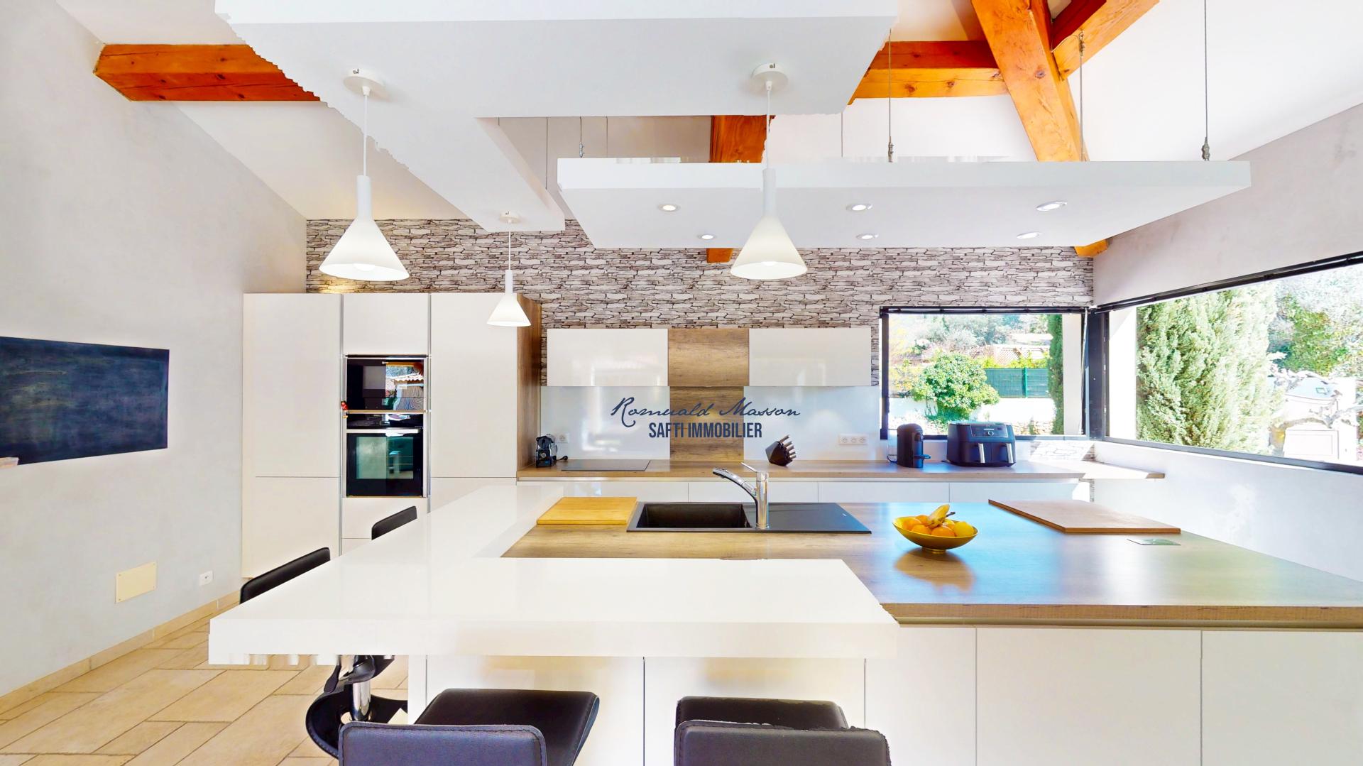 Photo 7 of the listing.