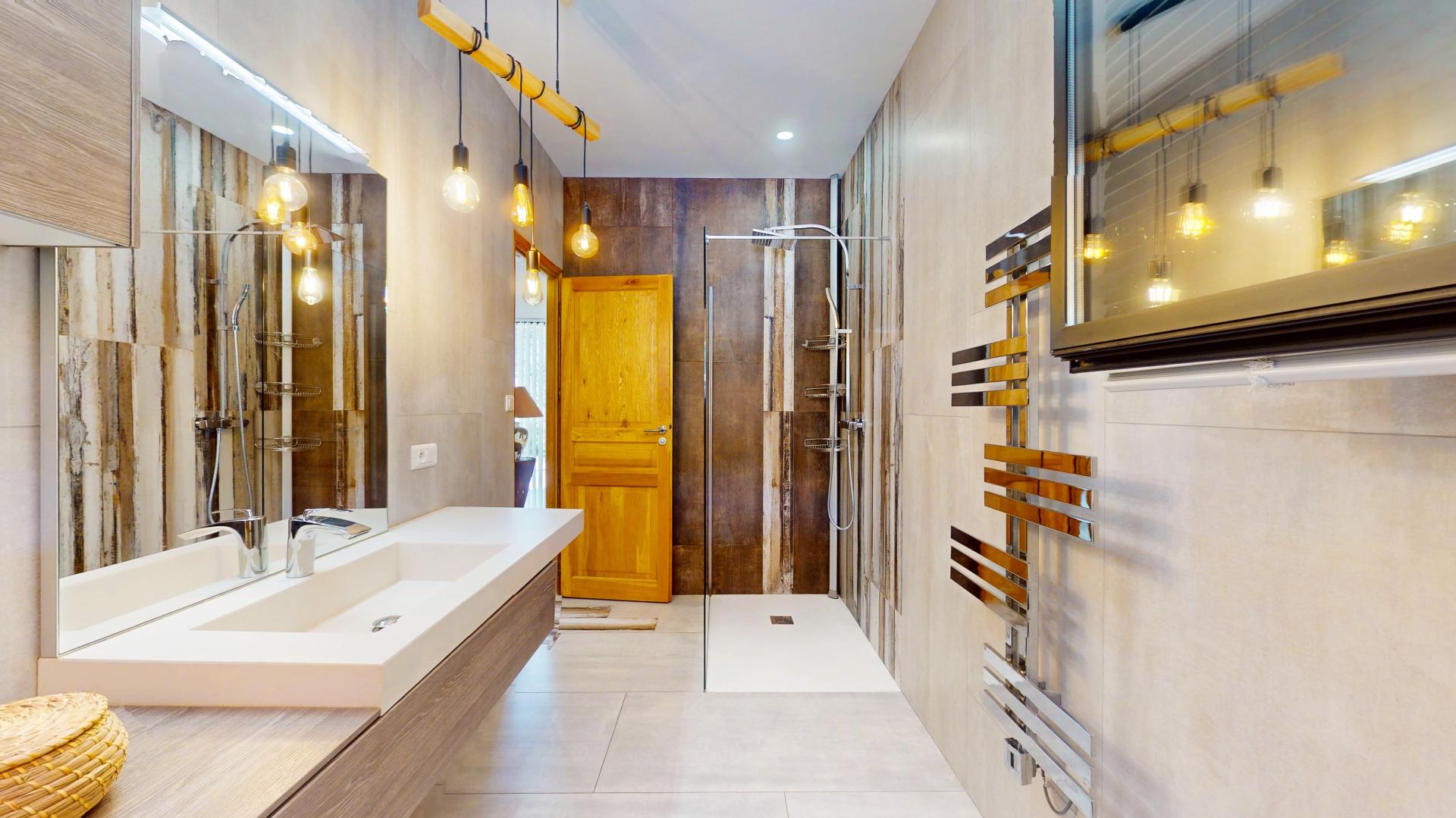 Photo 11 of the listing.