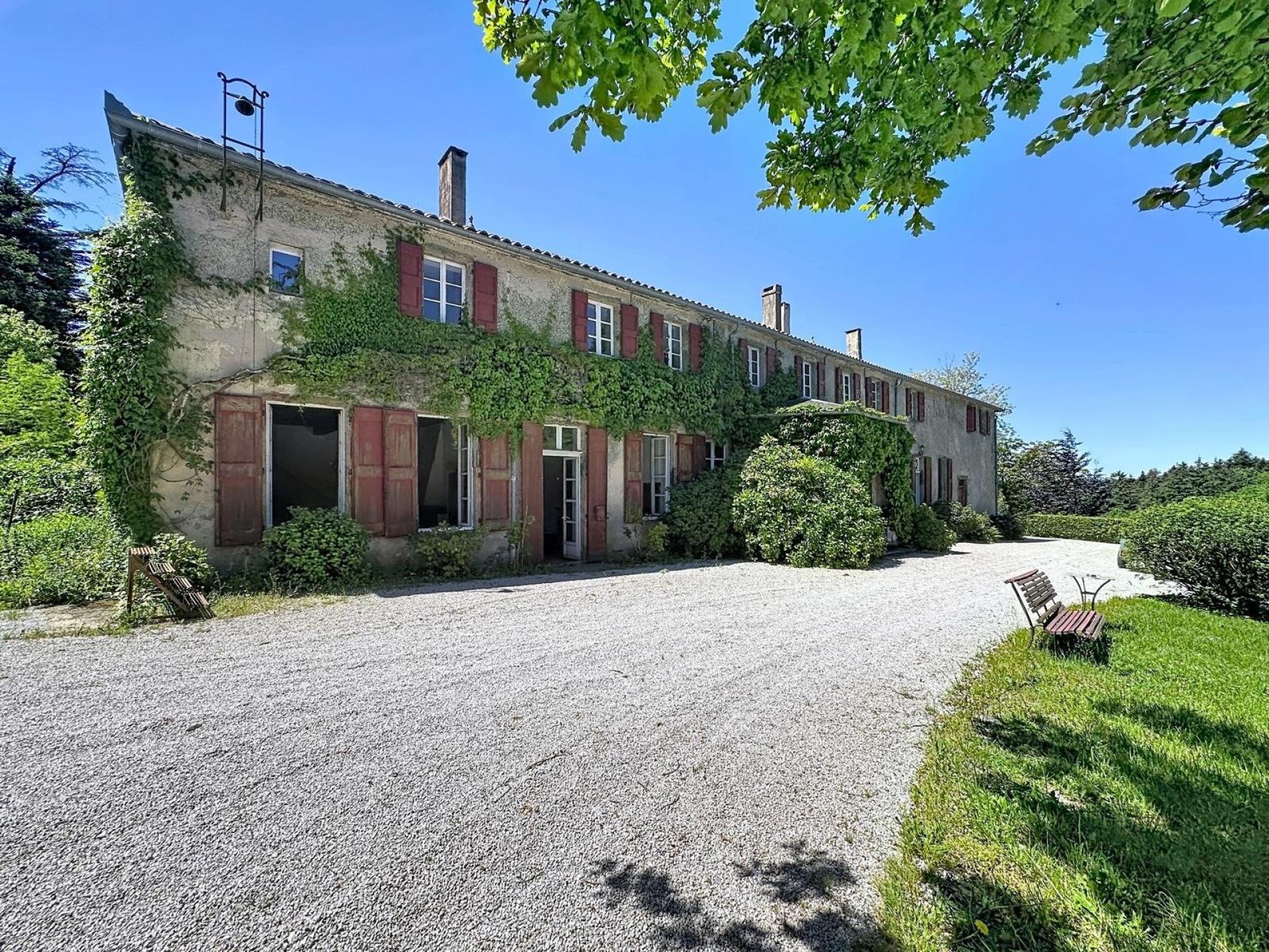 Photo 2 of the listing.