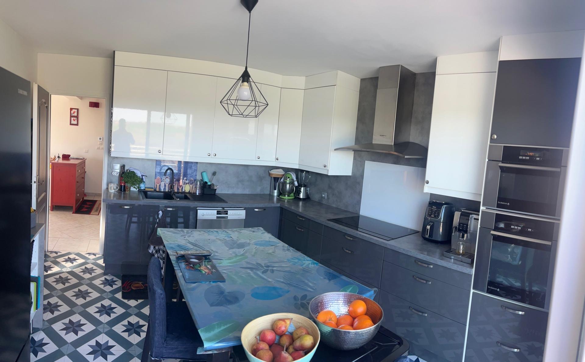 Photo 6 of the listing.