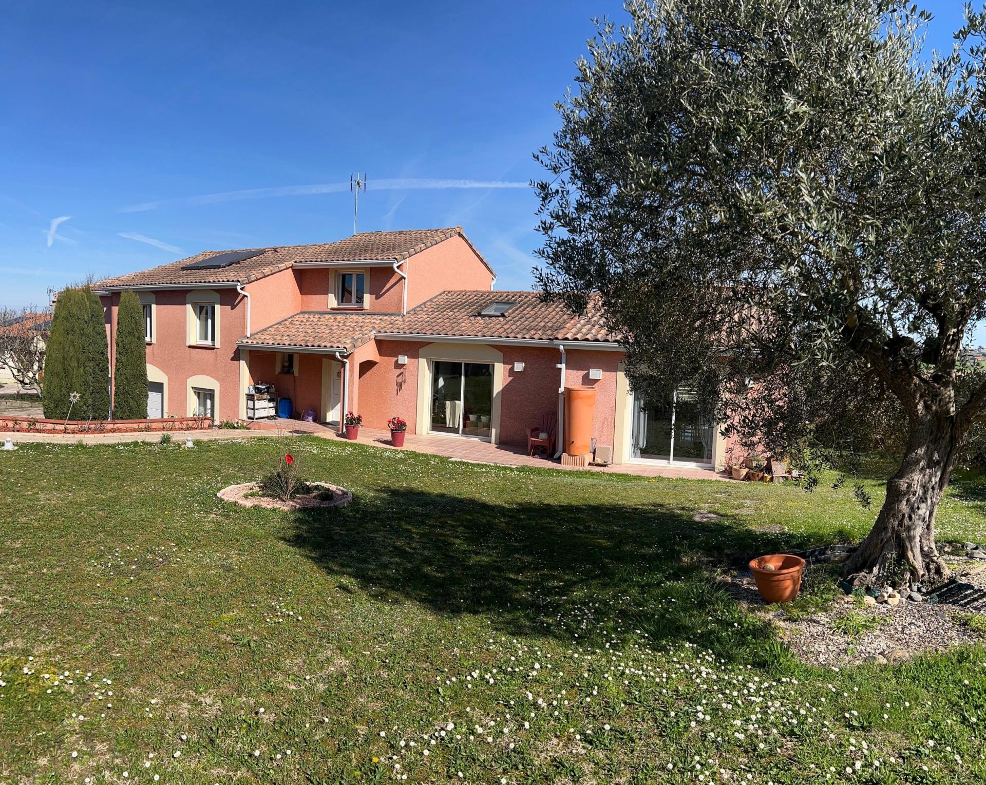 Photo 2 of the listing.