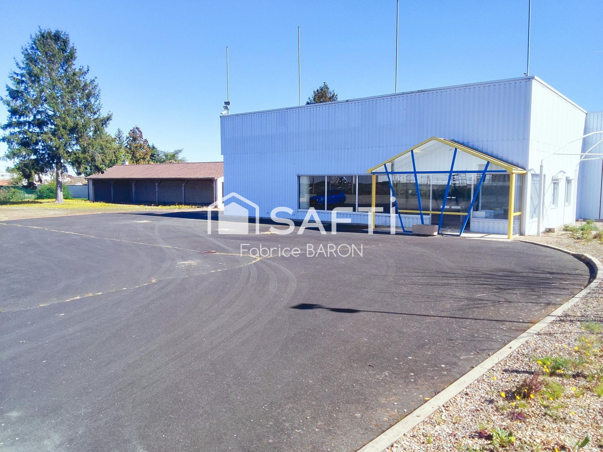 Local commercial dans zone commerciale