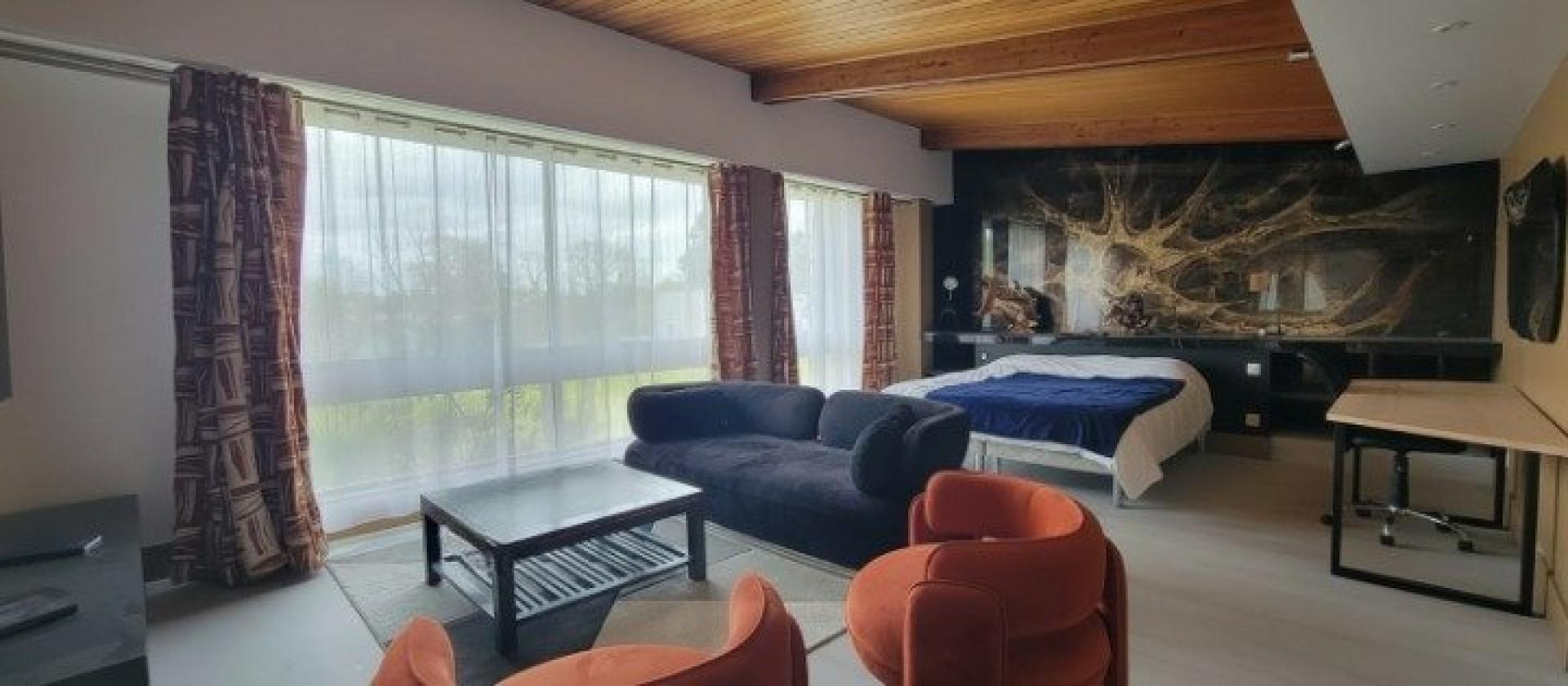 Photo 10 of the listing.