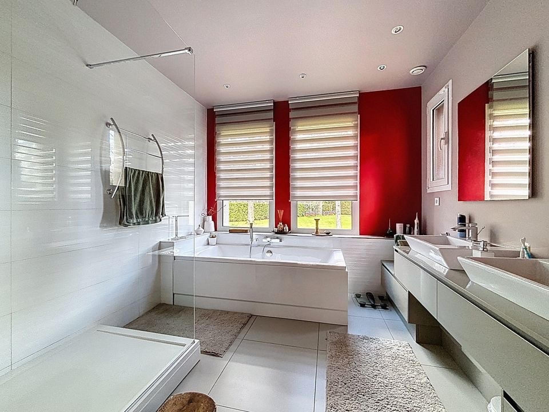 Photo 8 of the listing.