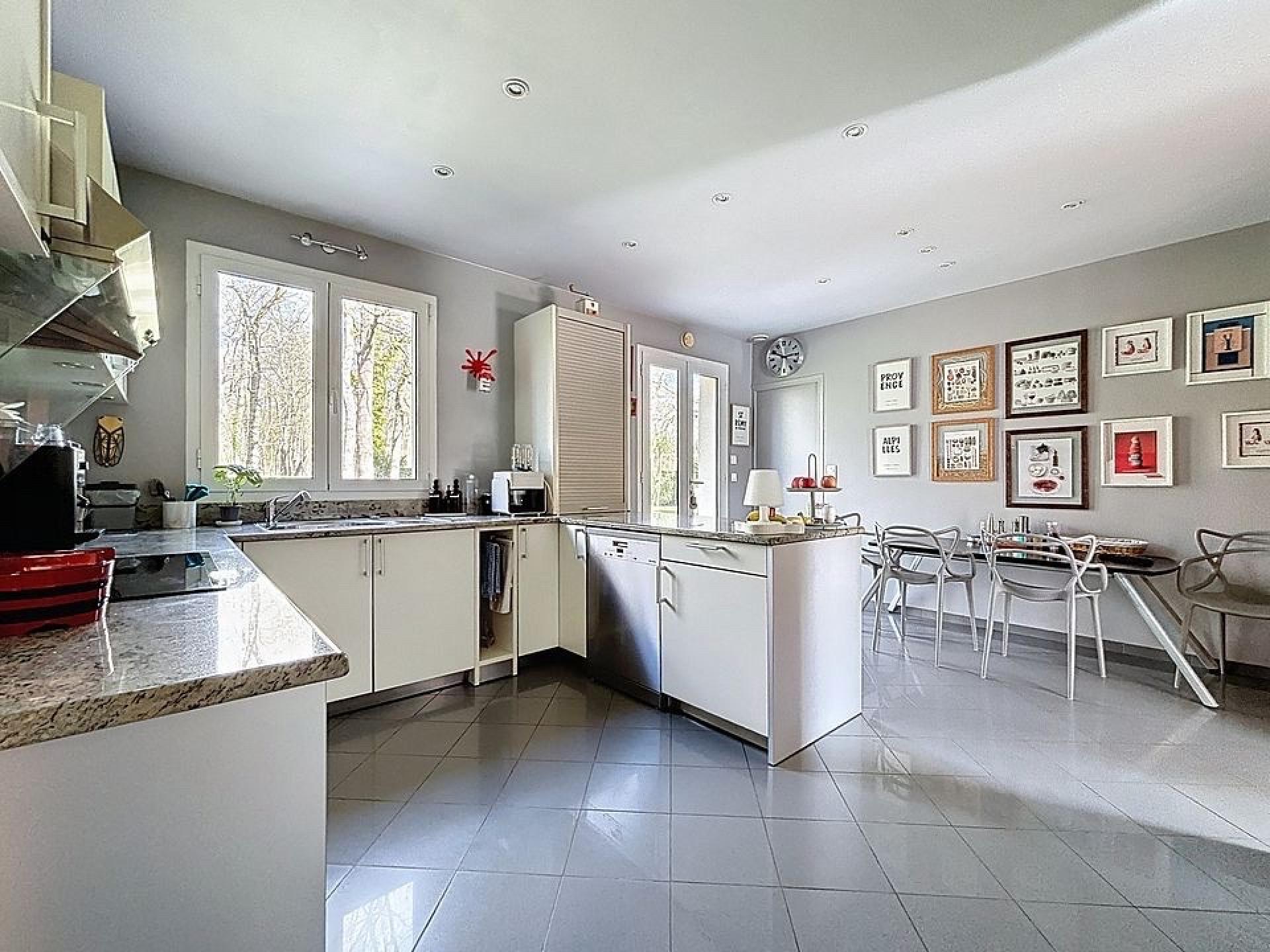 Photo 5 of the listing.