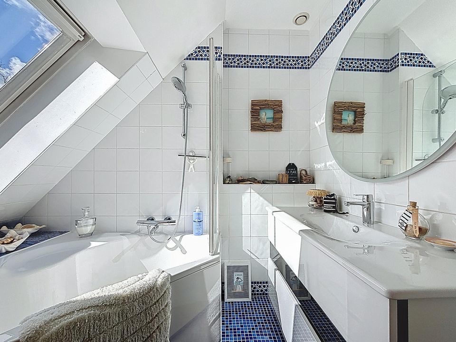 Photo 11 of the listing.