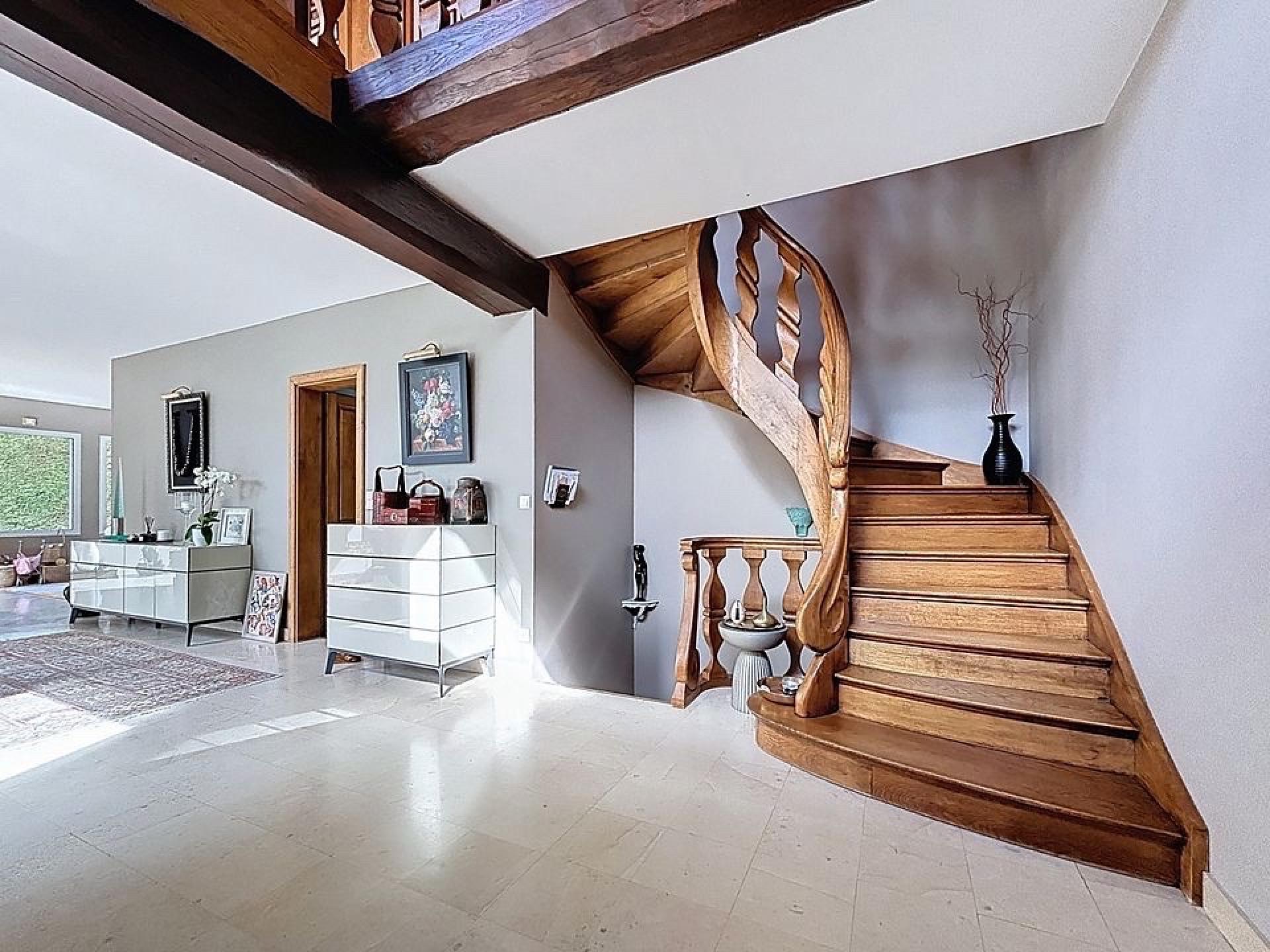 Photo 6 of the listing.