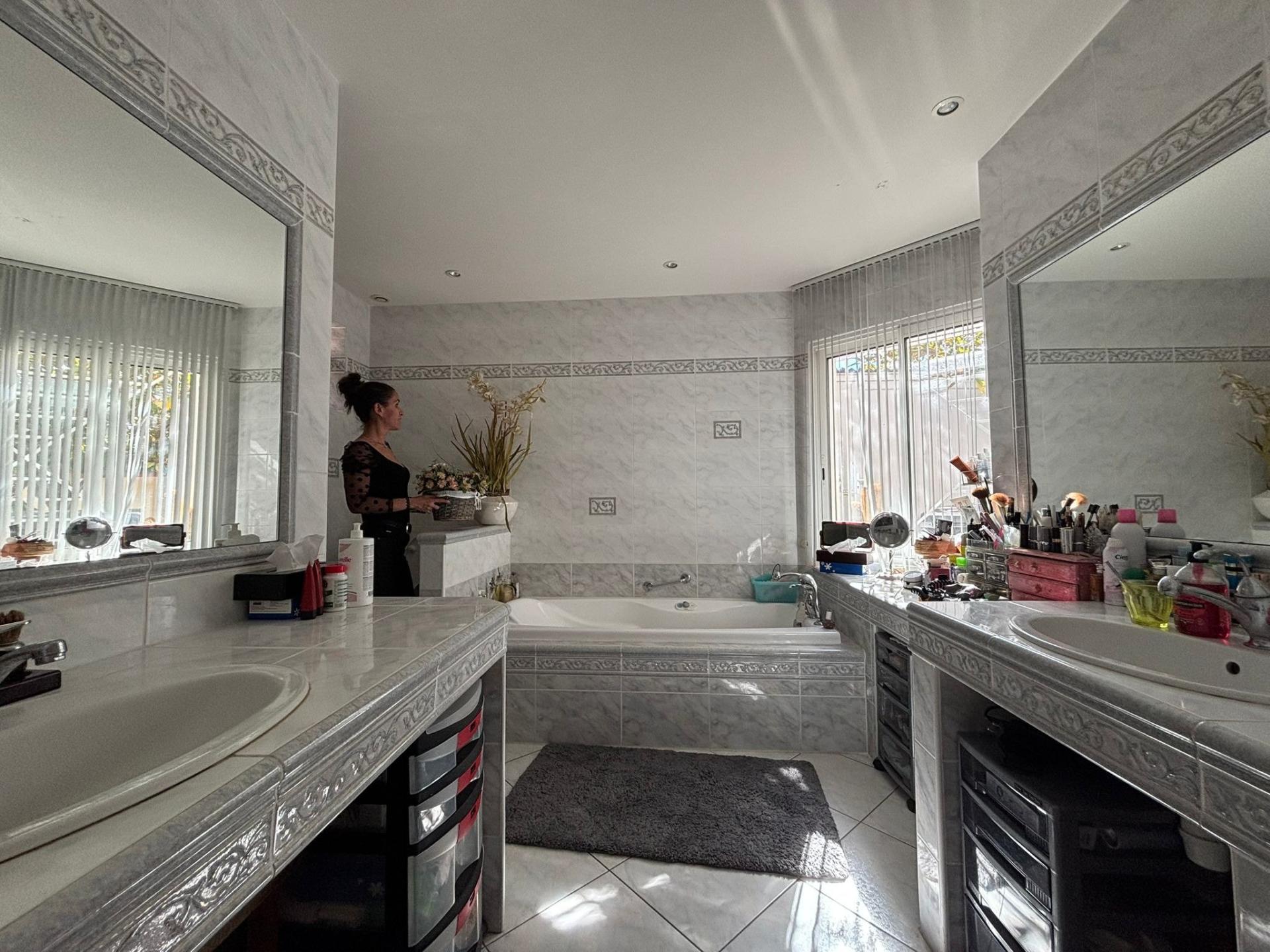 Photo 6 of the listing.