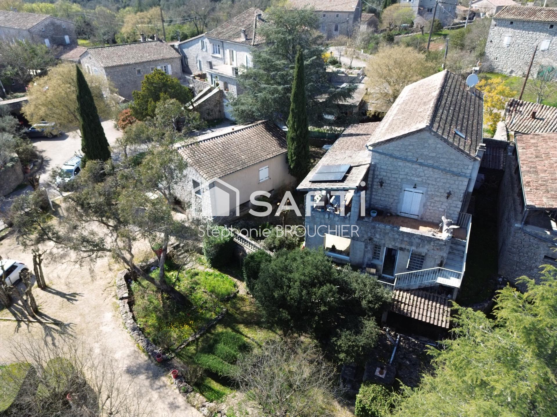 Ancienne magnanerie avec dépendance et piscine