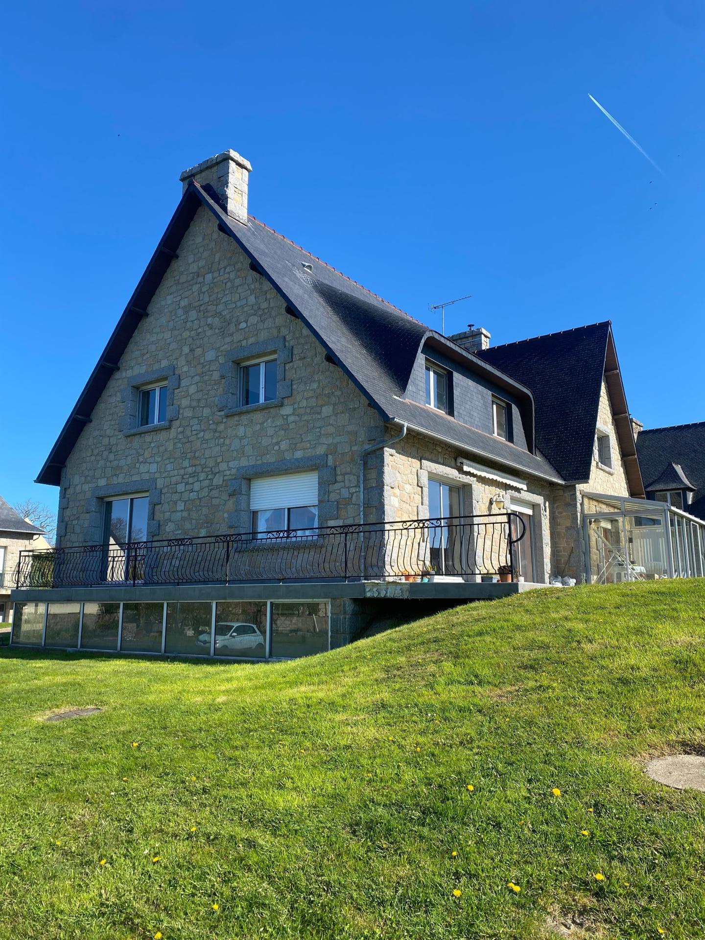 Photo 2 of the listing.