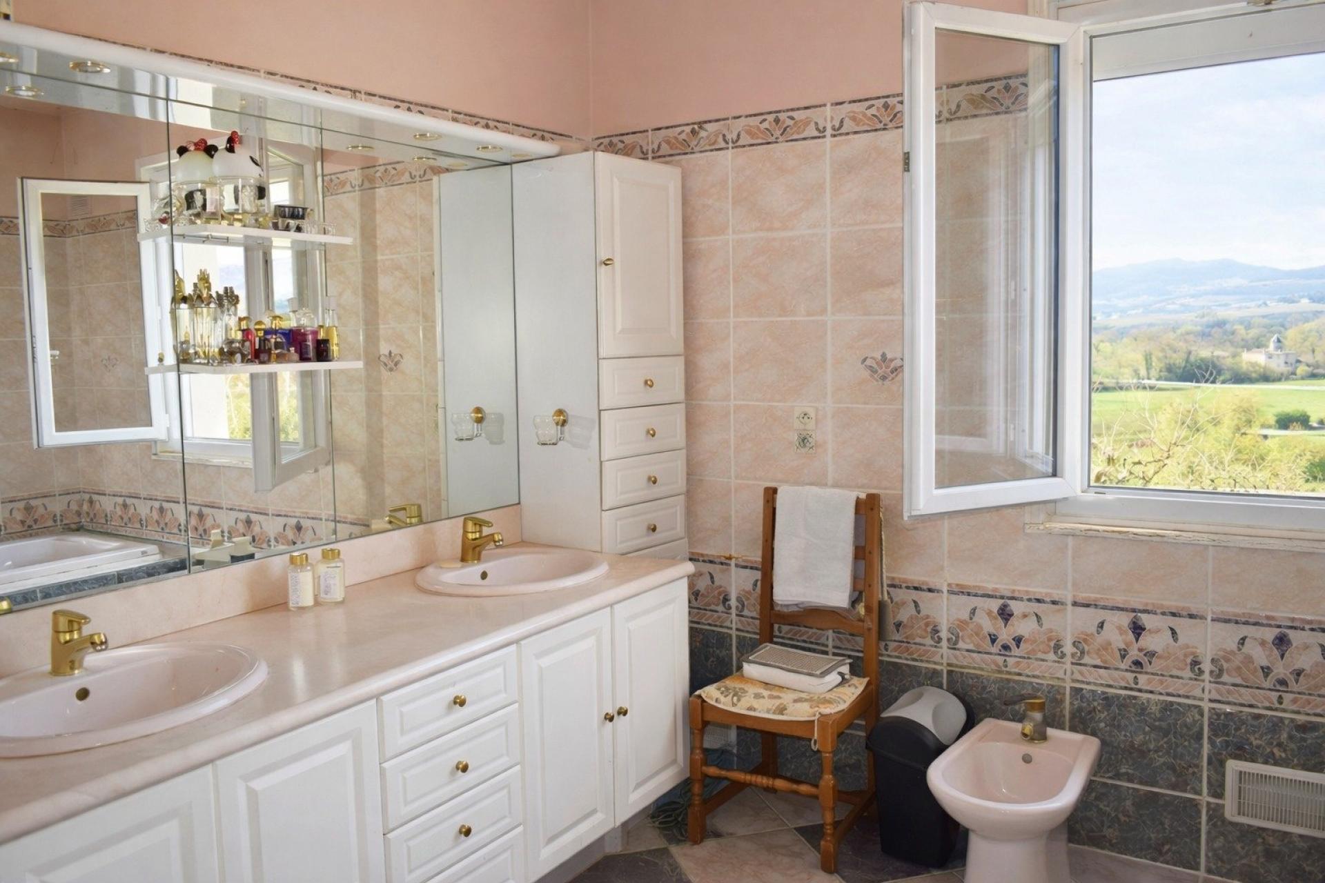 Photo 6 of the listing.
