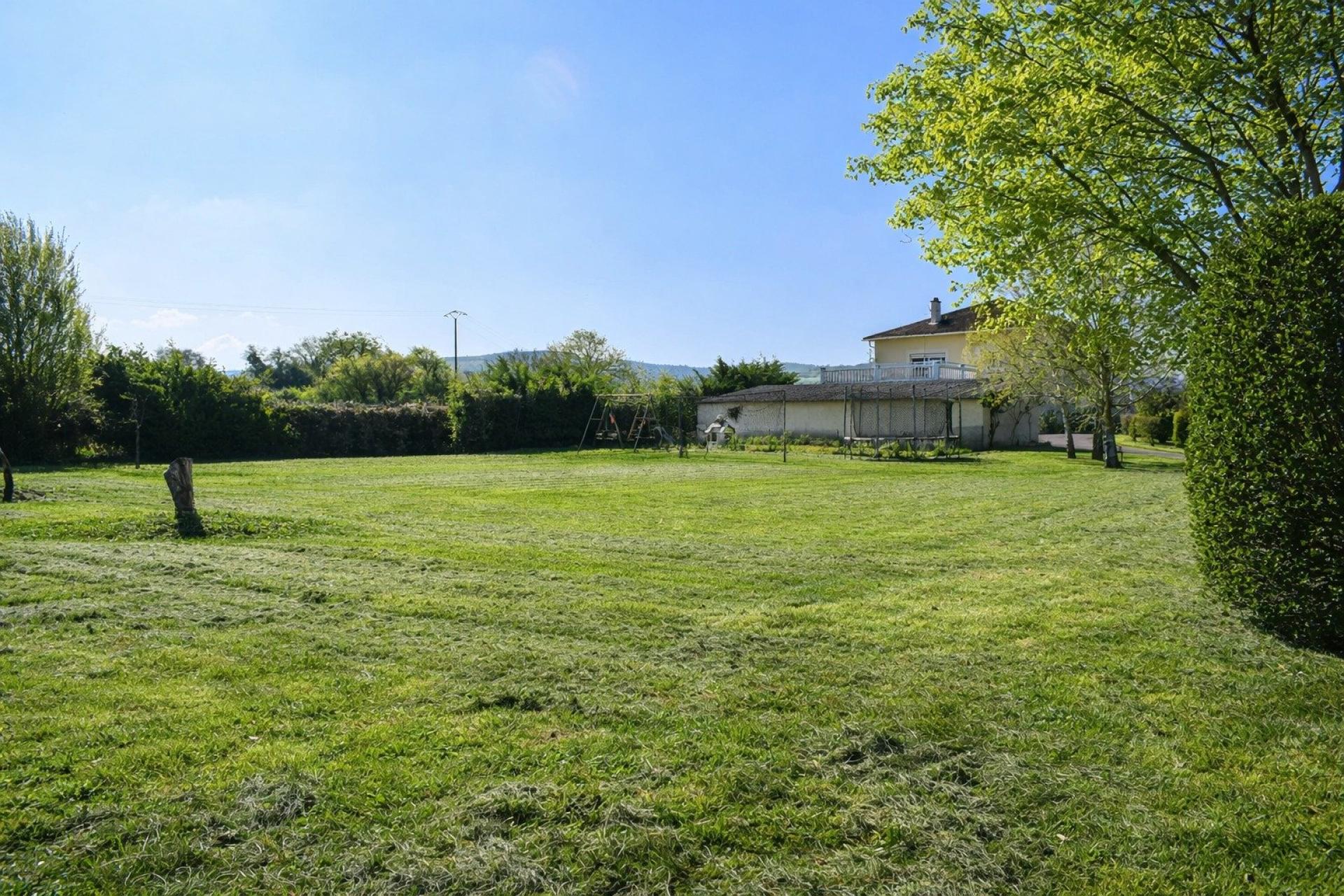 Photo 10 of the listing.