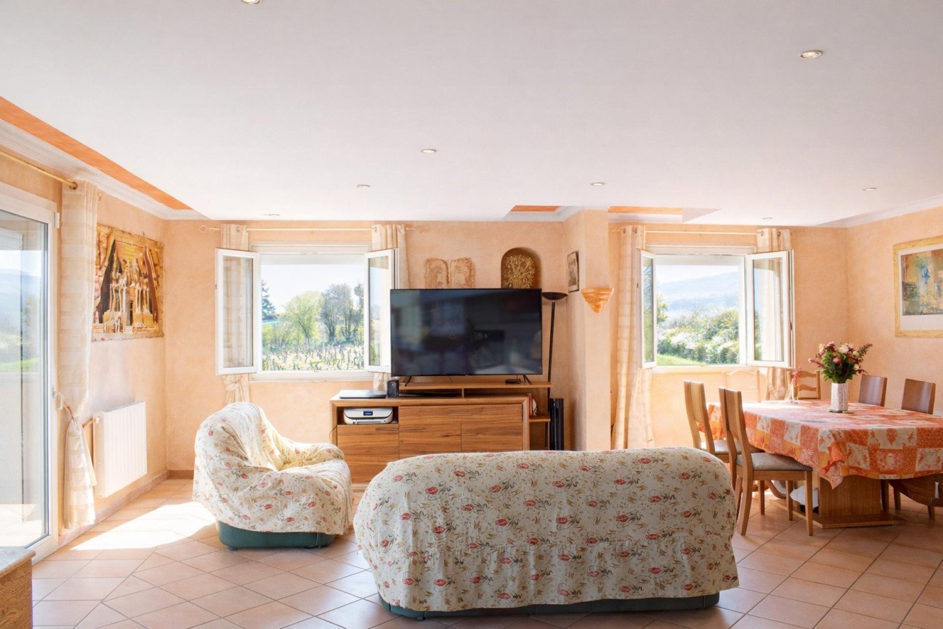 Photo 8 of the listing.