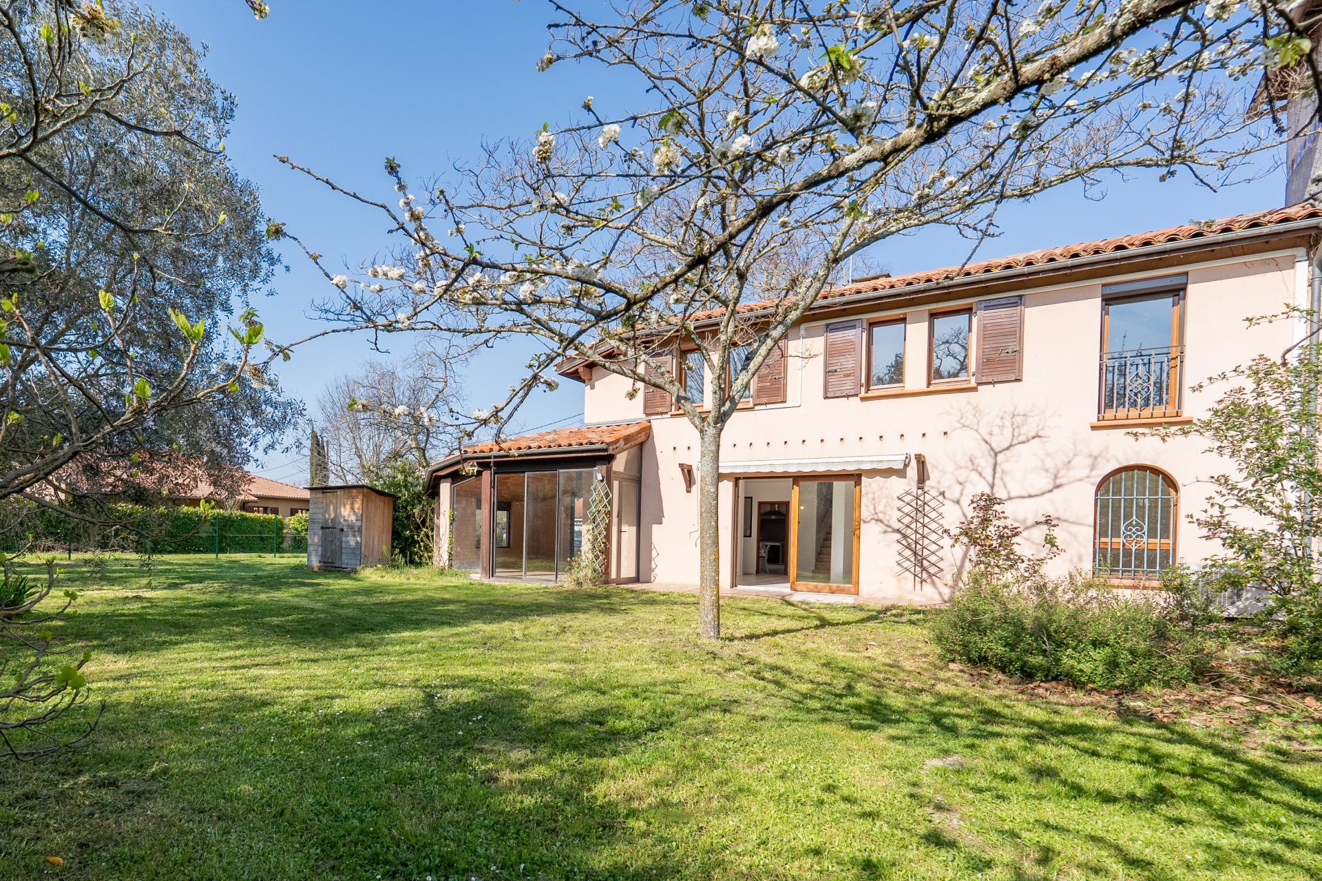 Photo 2 of the listing.