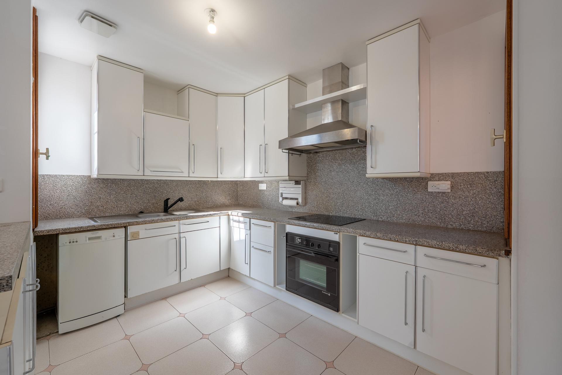 Photo 7 of the listing.