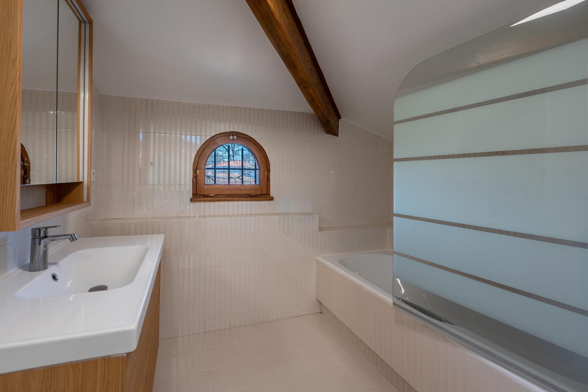 Photo 8 of the listing.