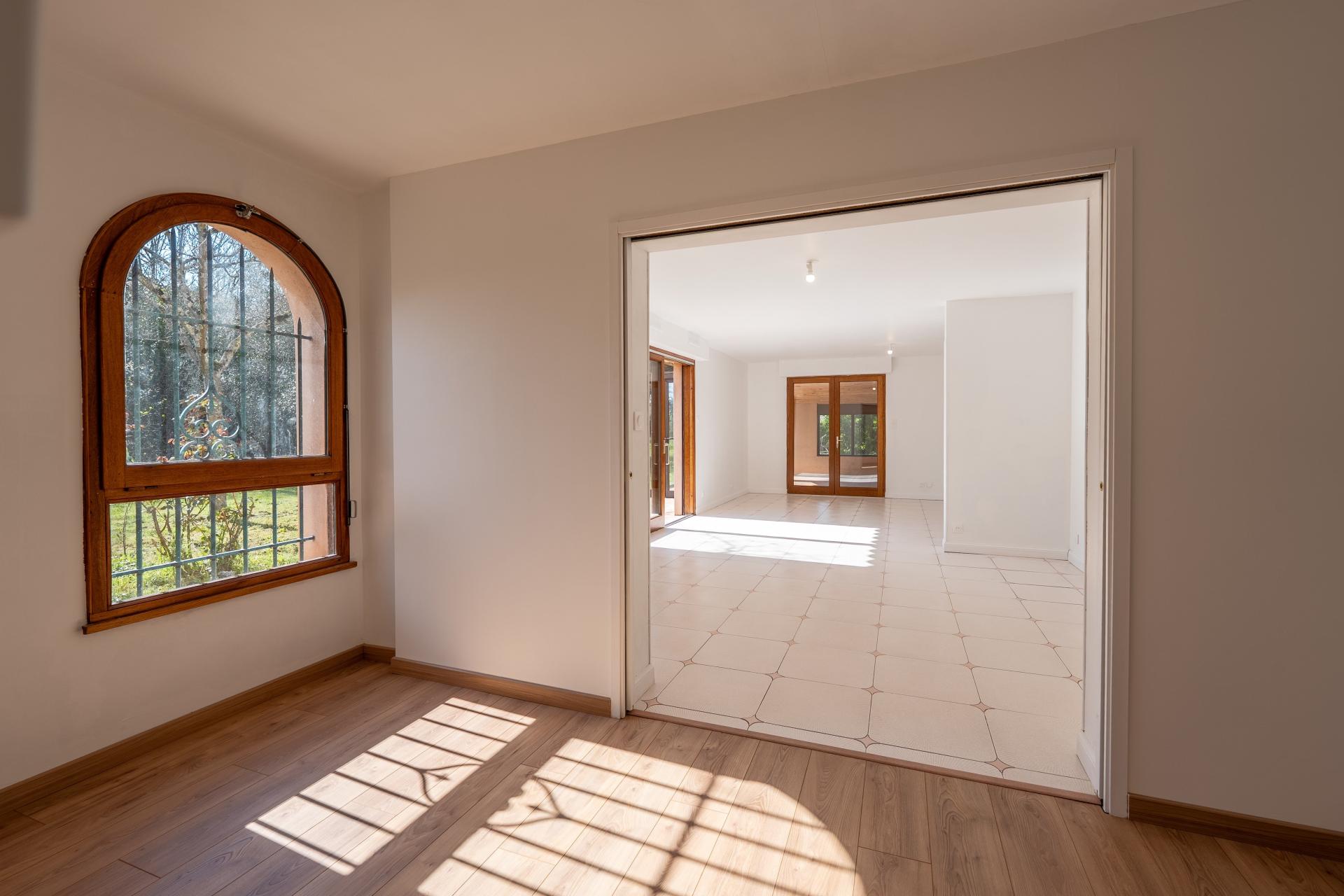 Photo 10 of the listing.