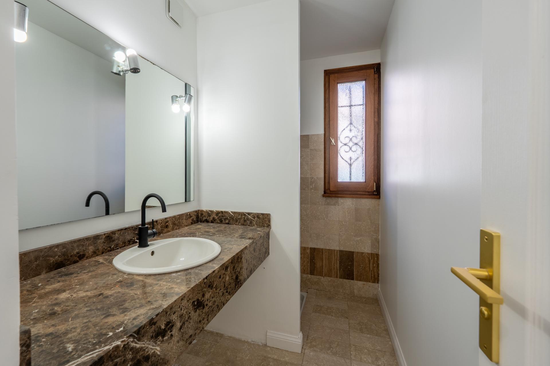 Photo 5 of the listing.