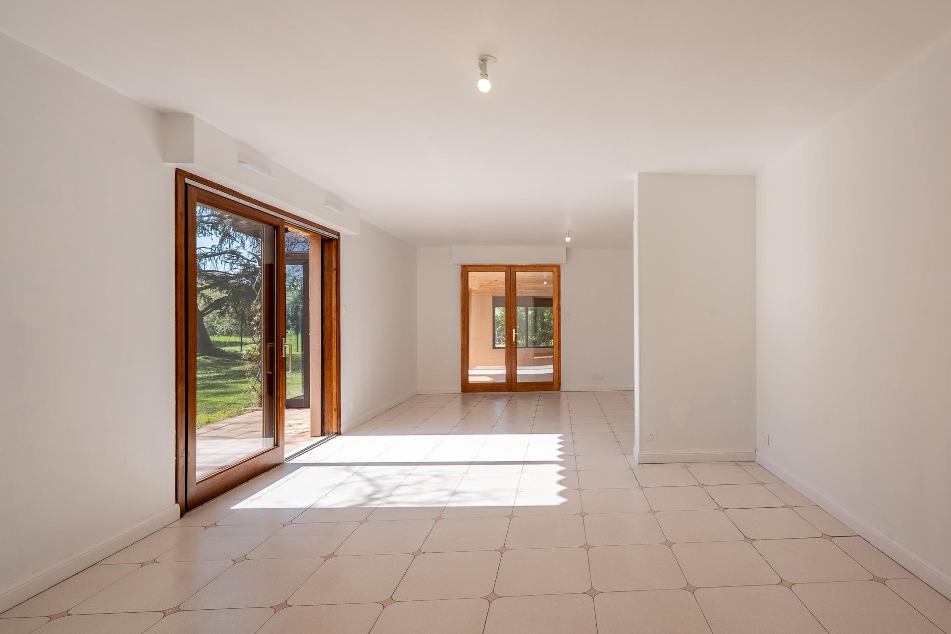 Photo 4 of the listing.