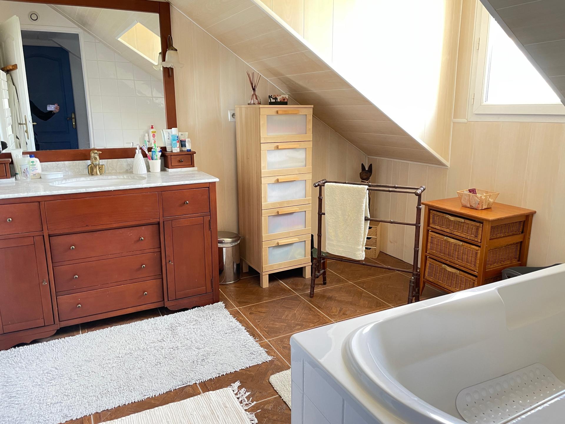 Photo 4 of the listing.