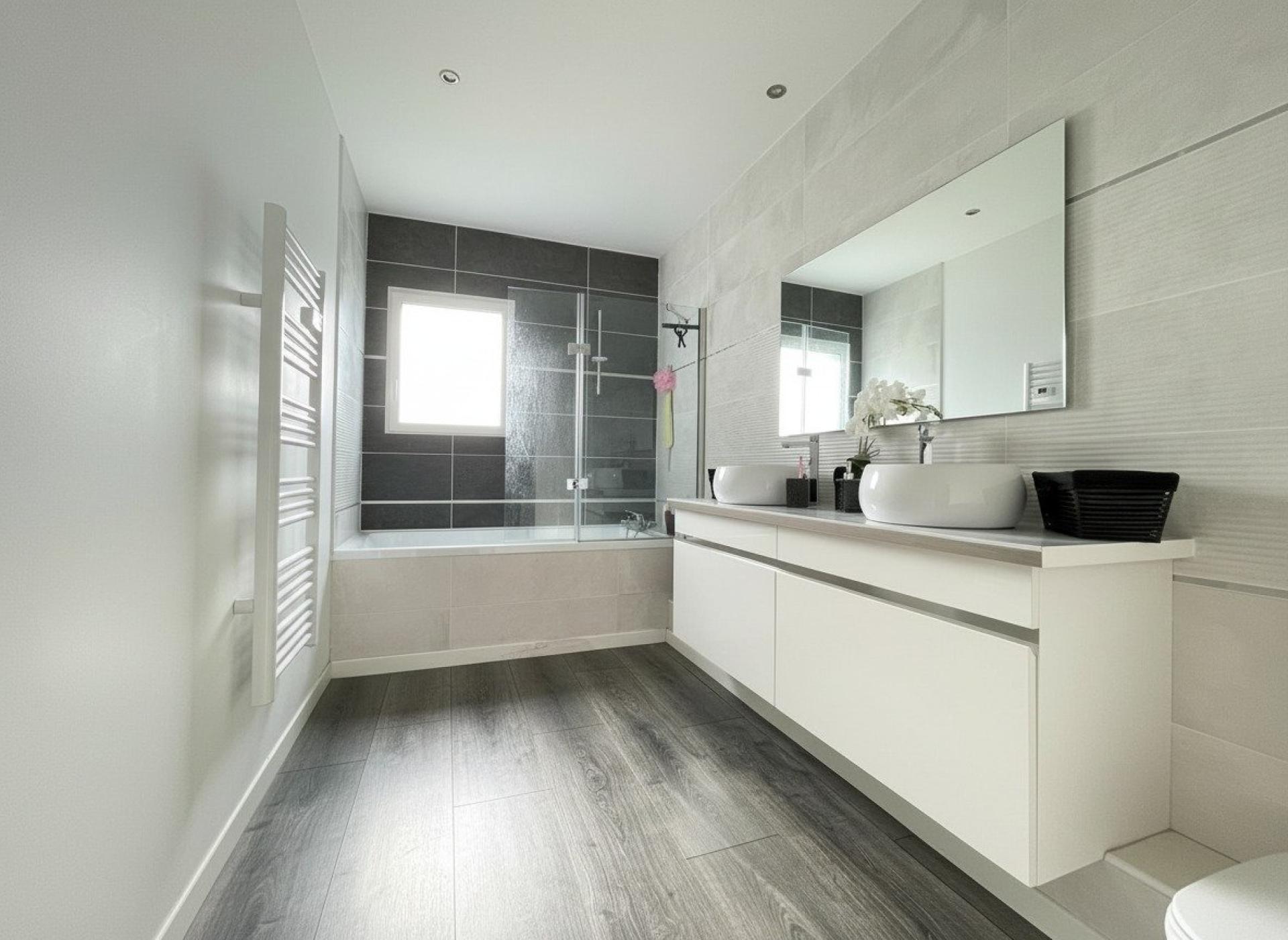 Photo 6 of the listing.