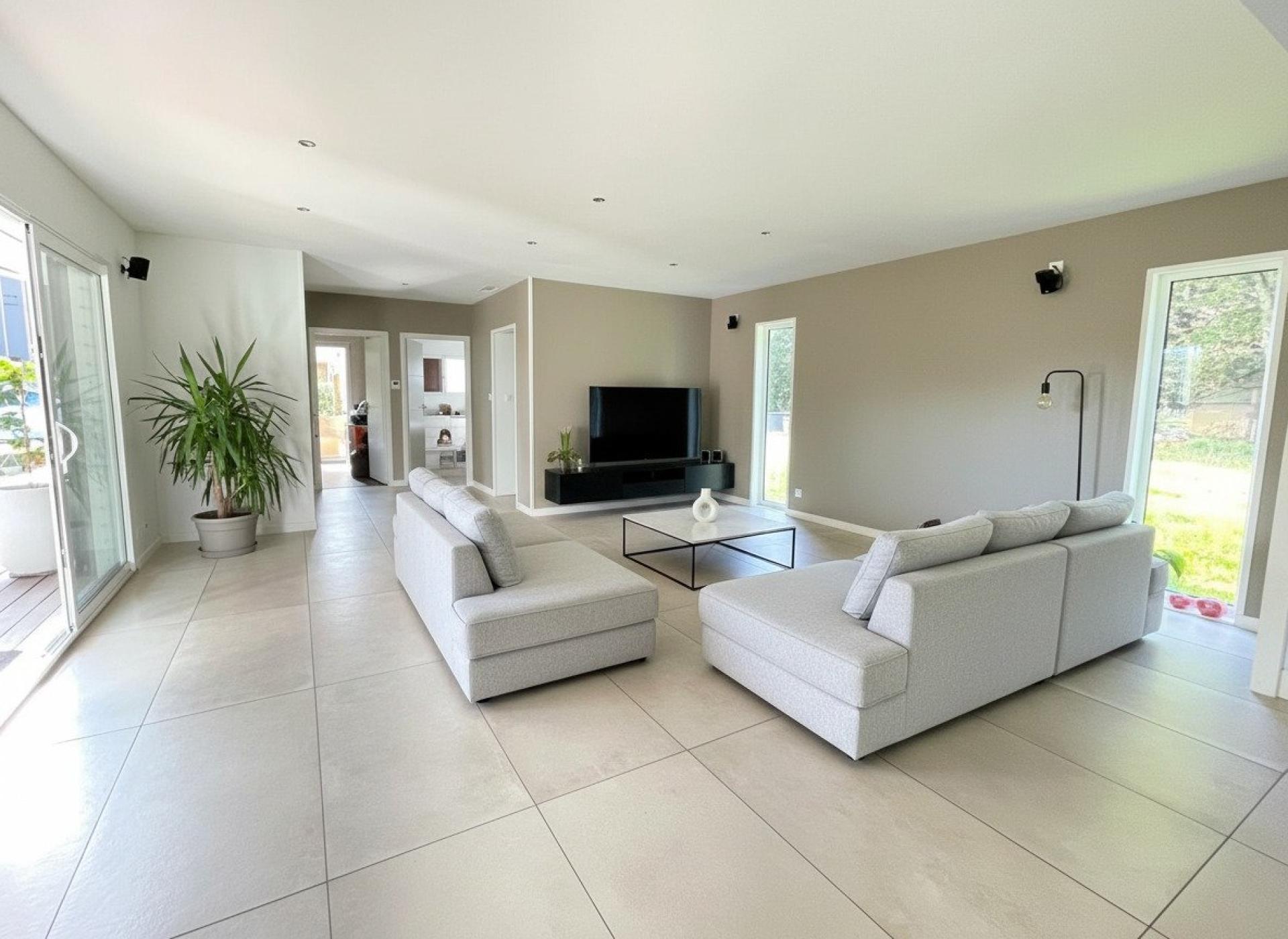 Photo 3 of the listing.