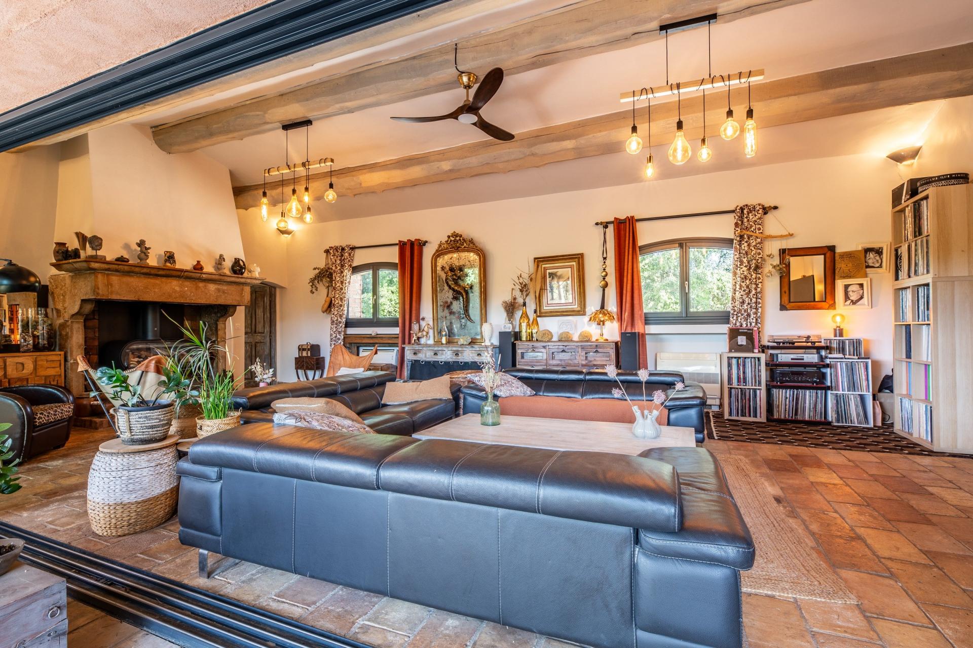 Photo 11 of the listing.