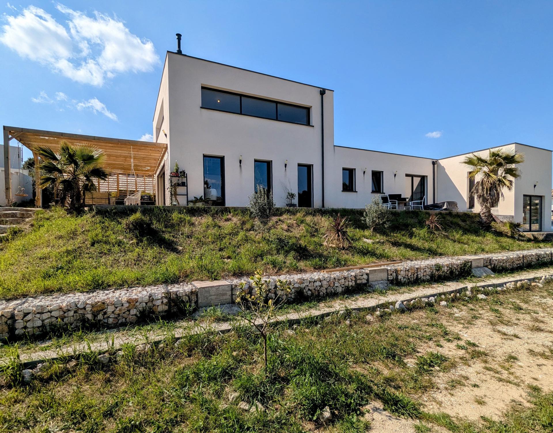 Photo 2 of the listing.