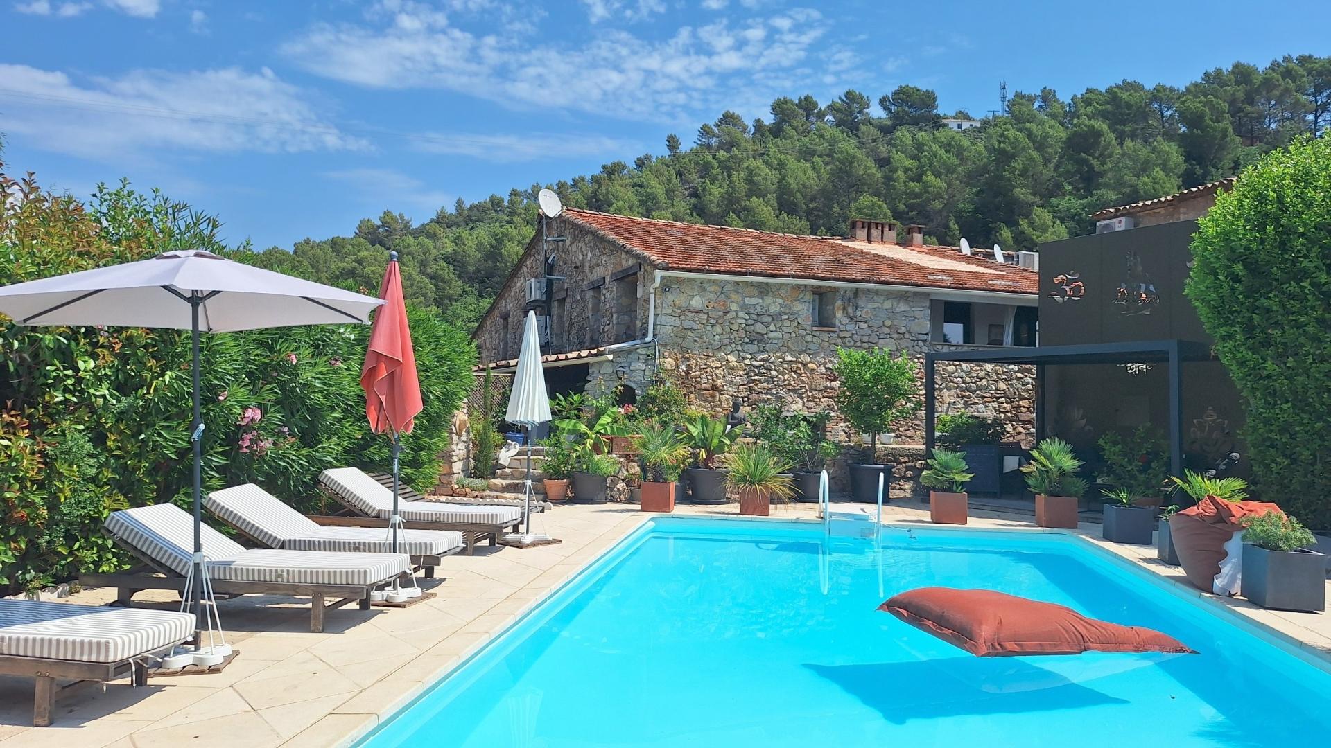 Photo 2 of the listing.