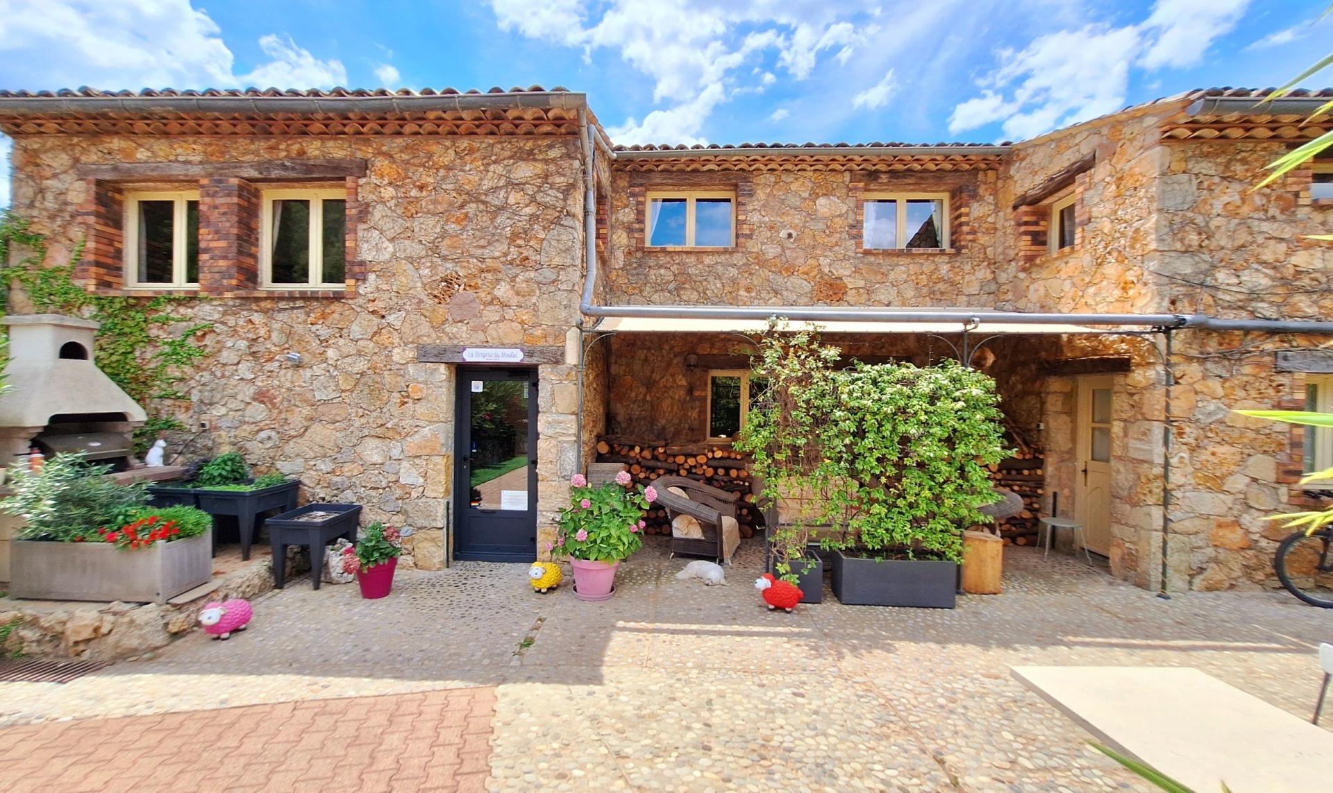 Photo 5 of the listing.