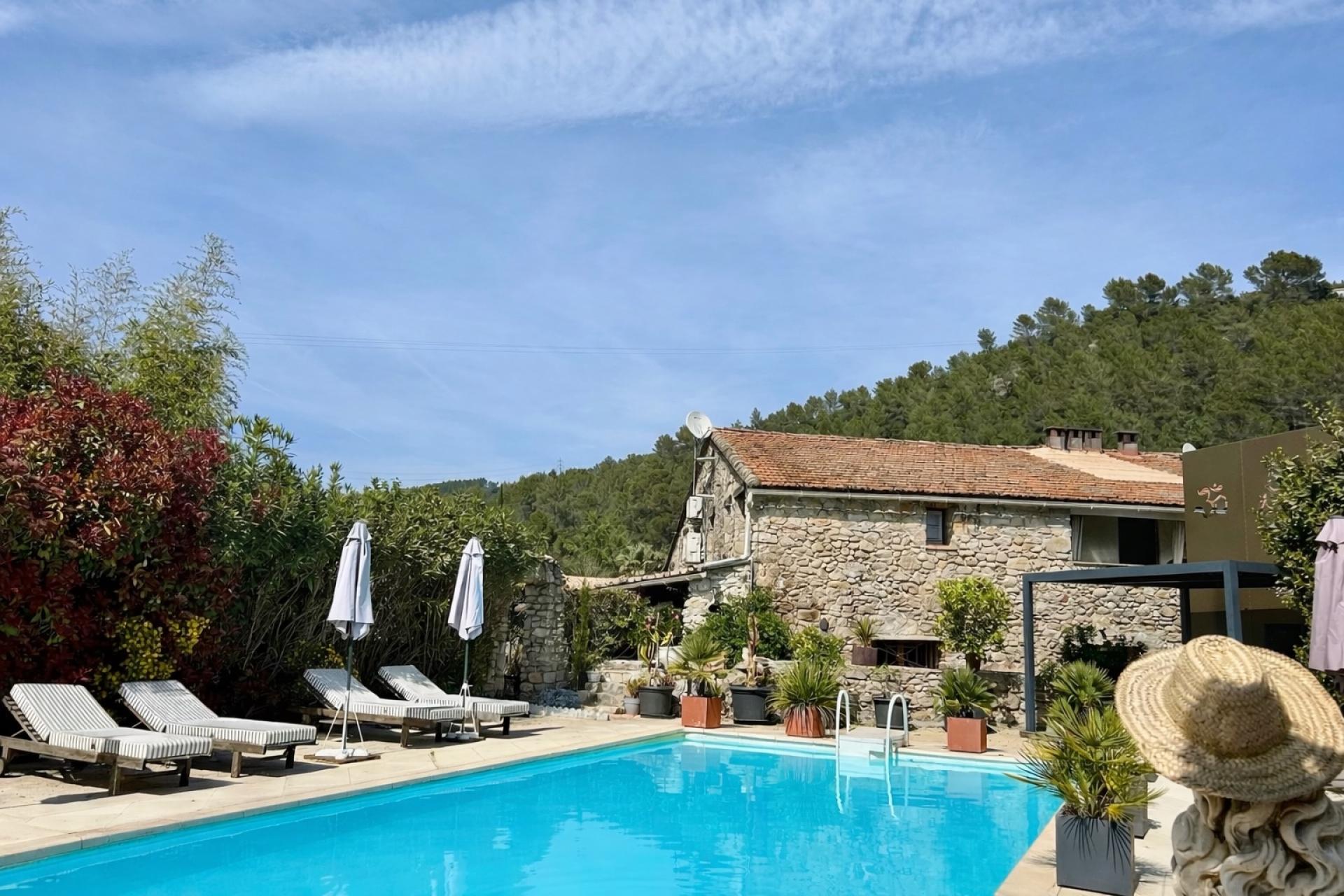 Photo 6 of the listing.