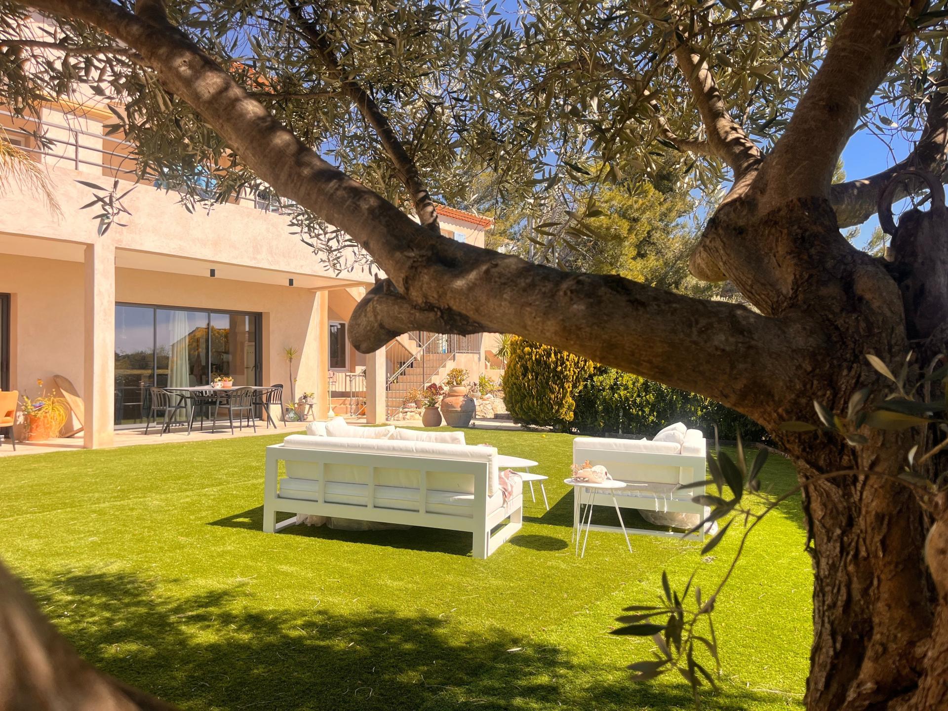 Photo 2 of the listing.