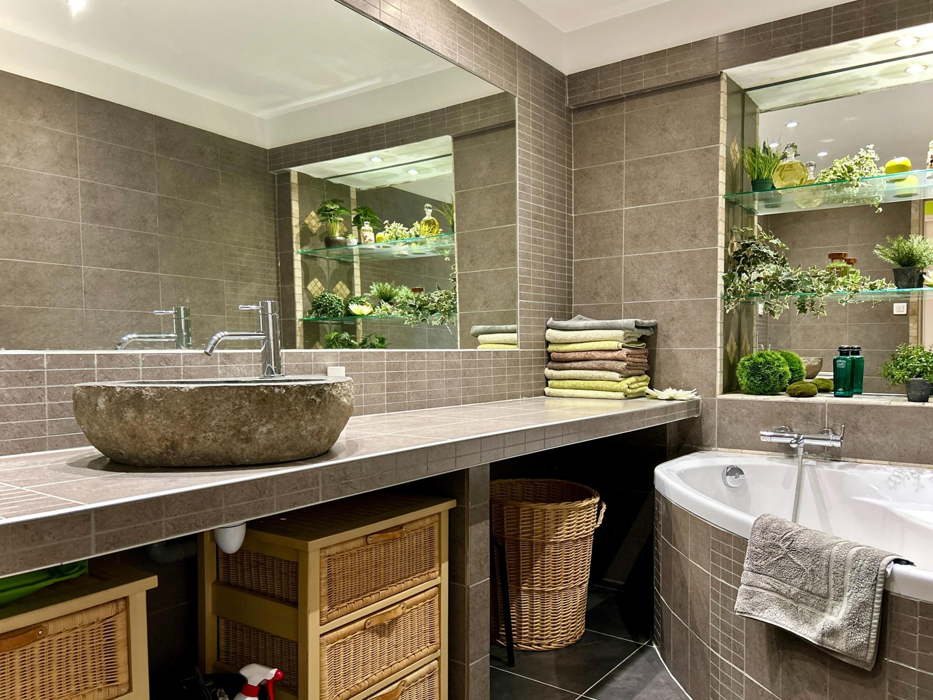 Photo 5 of the listing.