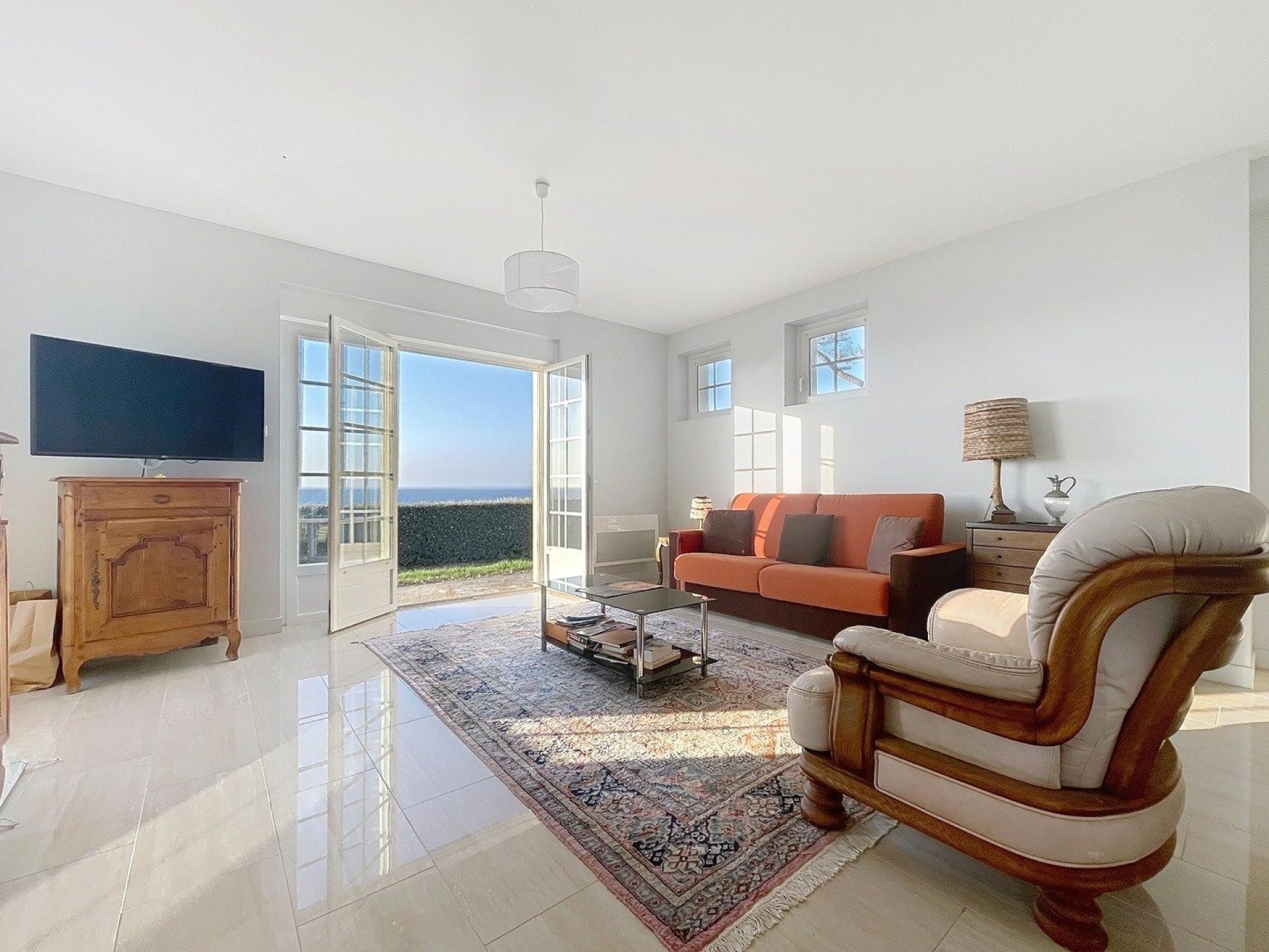 Photo 2 of the listing.