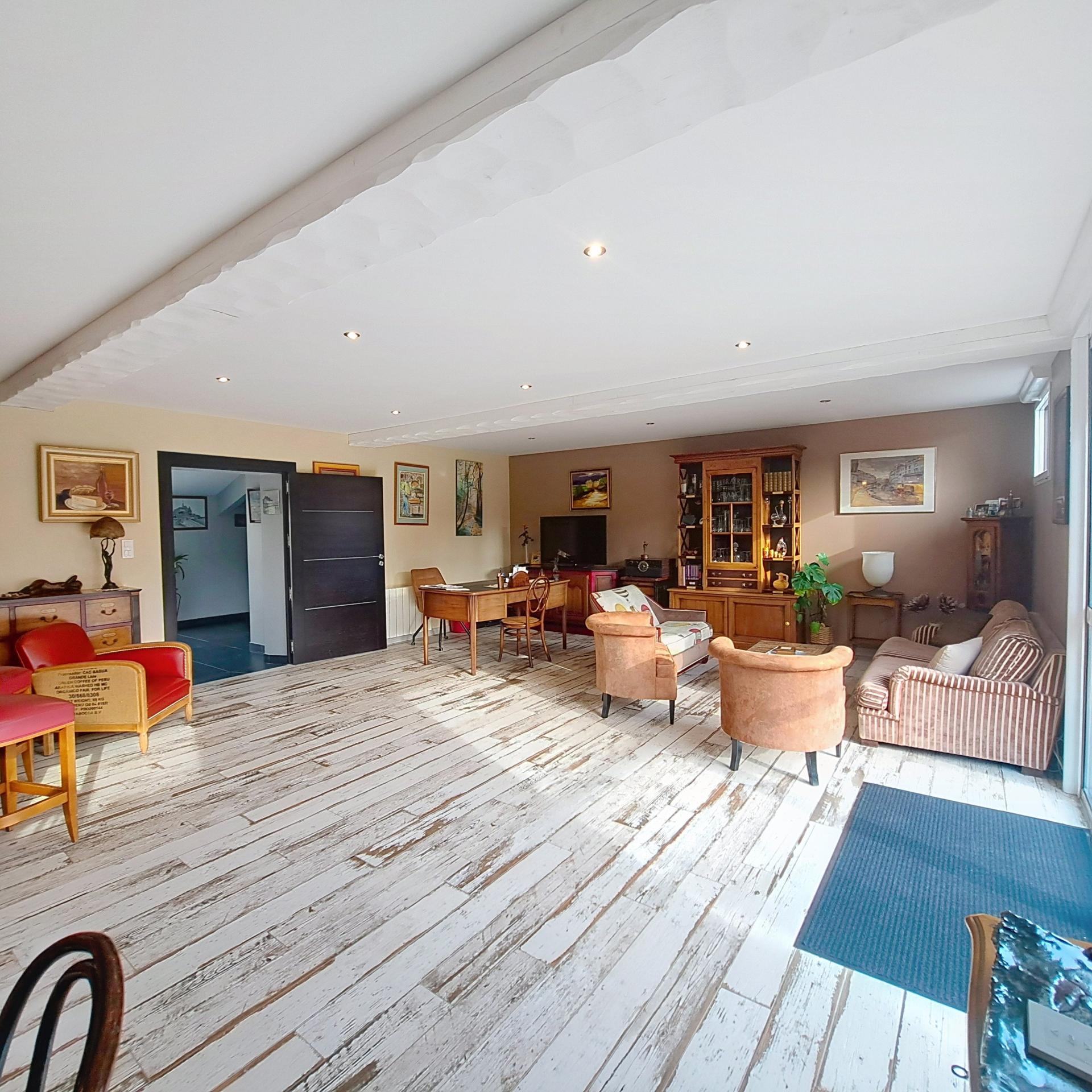 Photo 7 of the listing.