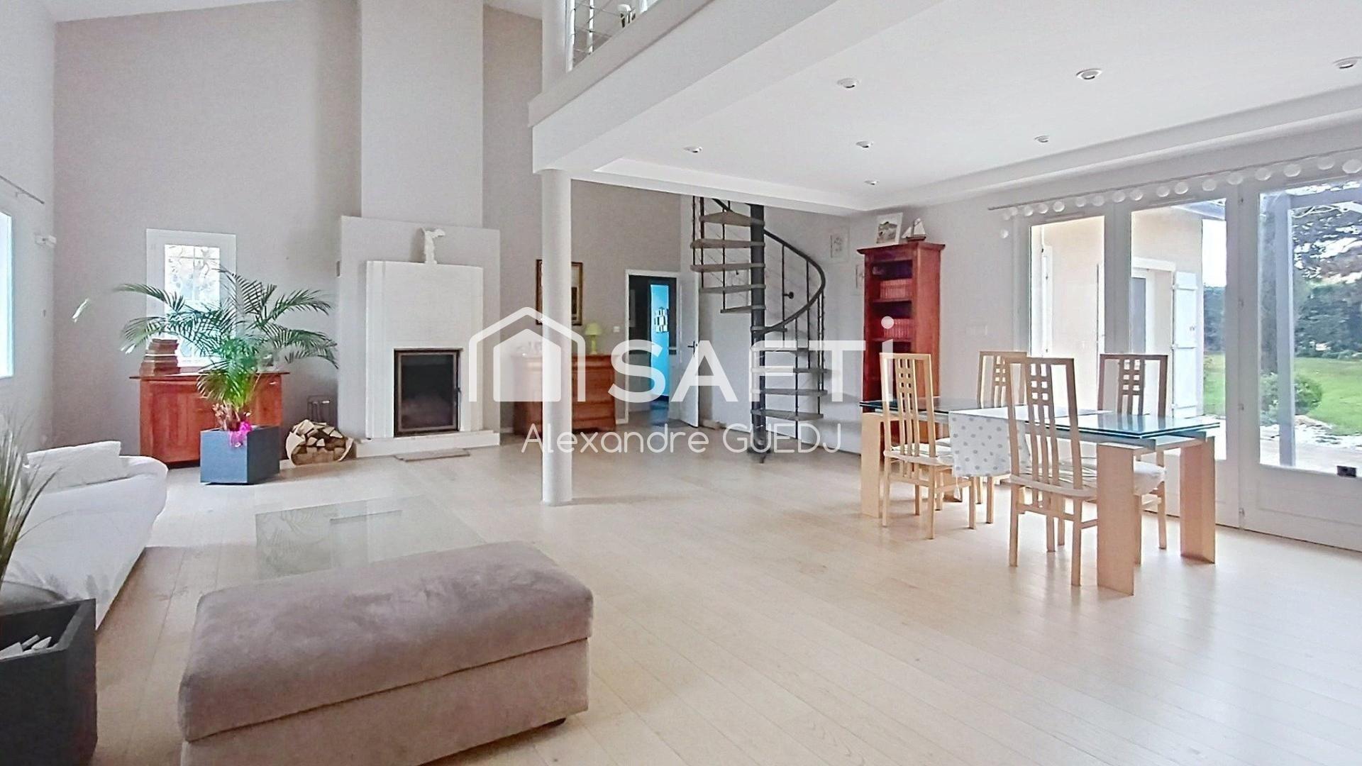 Photo 2 of the listing.