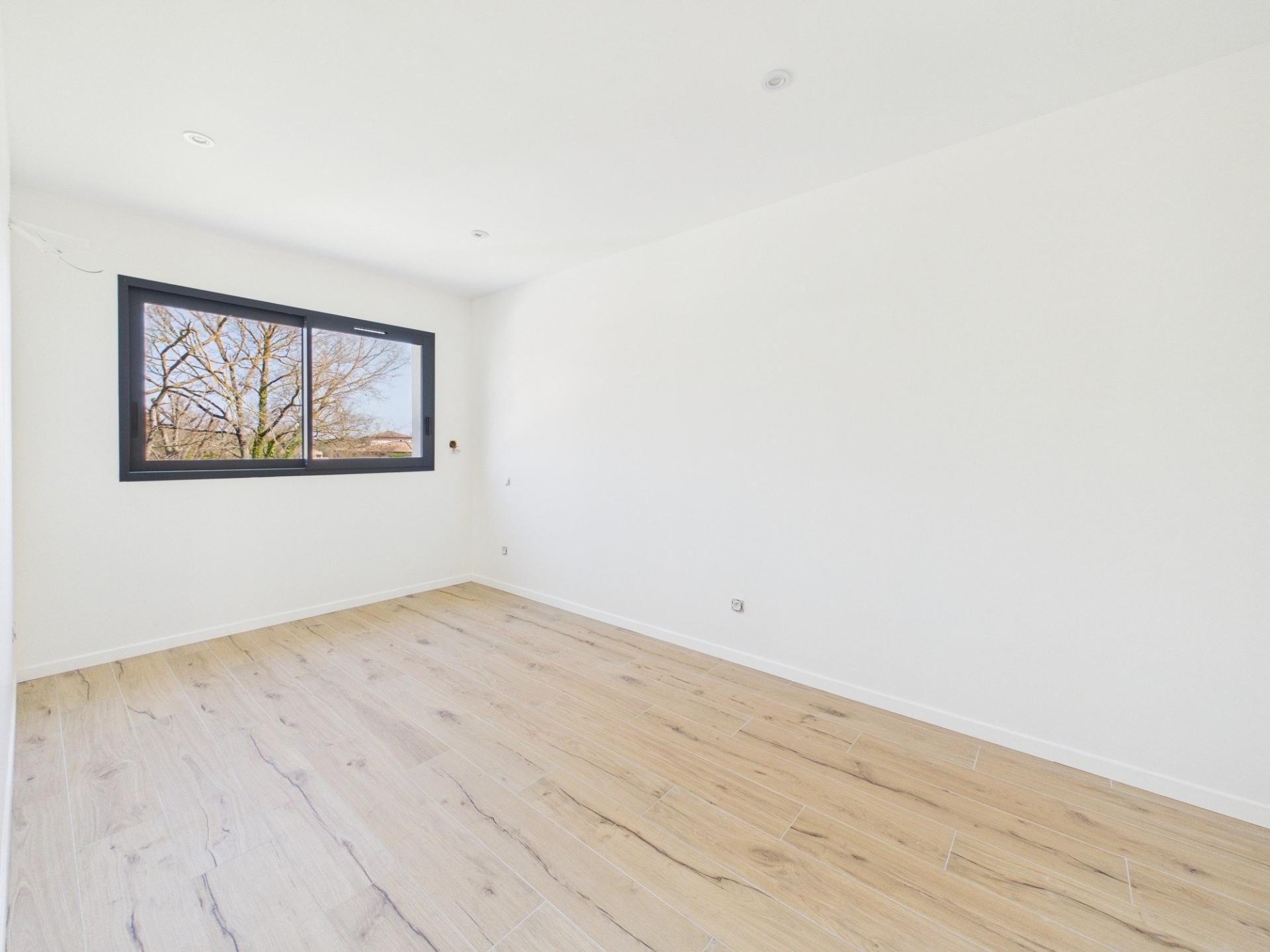 Photo 7 of the listing.