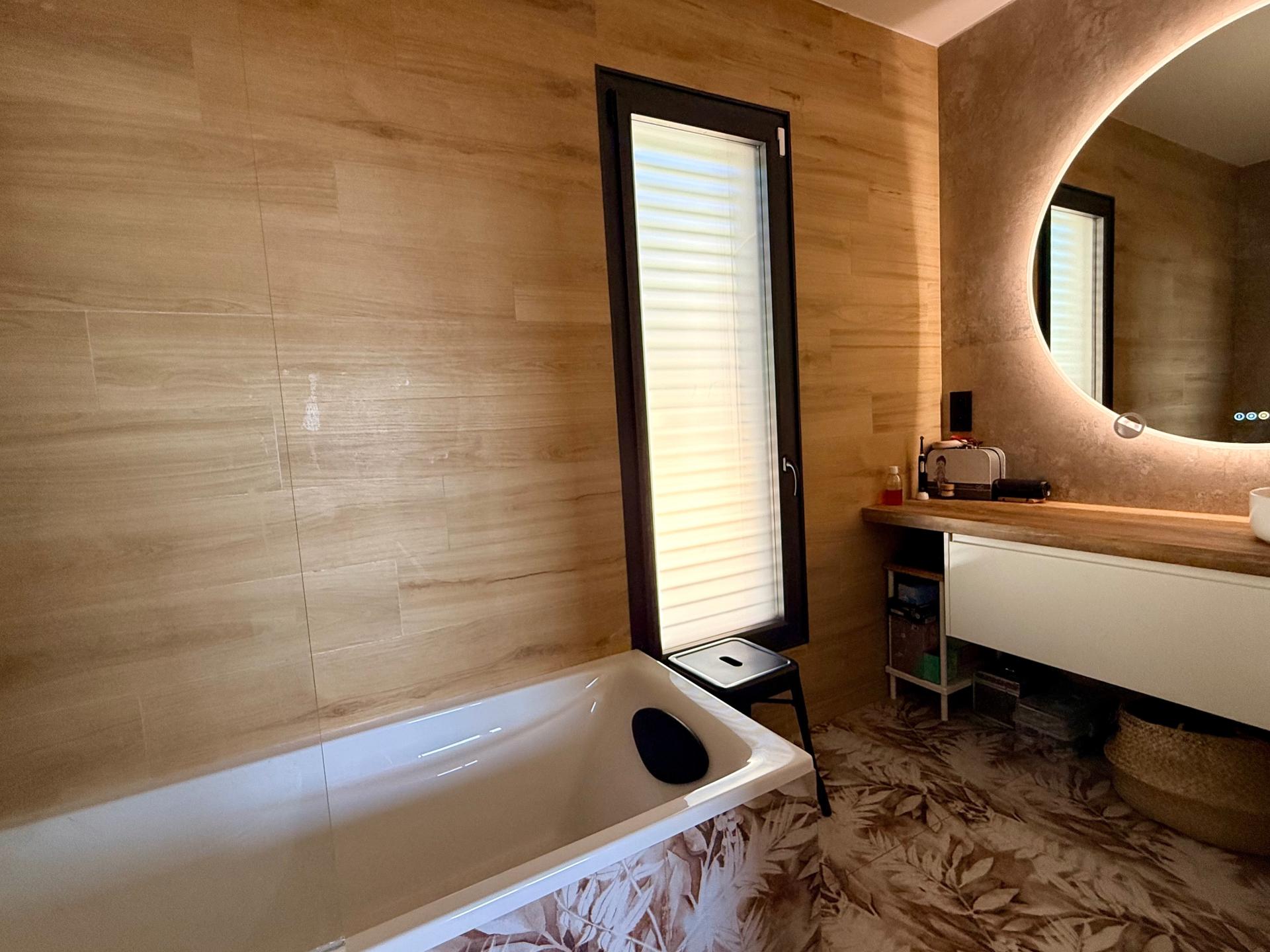 Photo 6 of the listing.