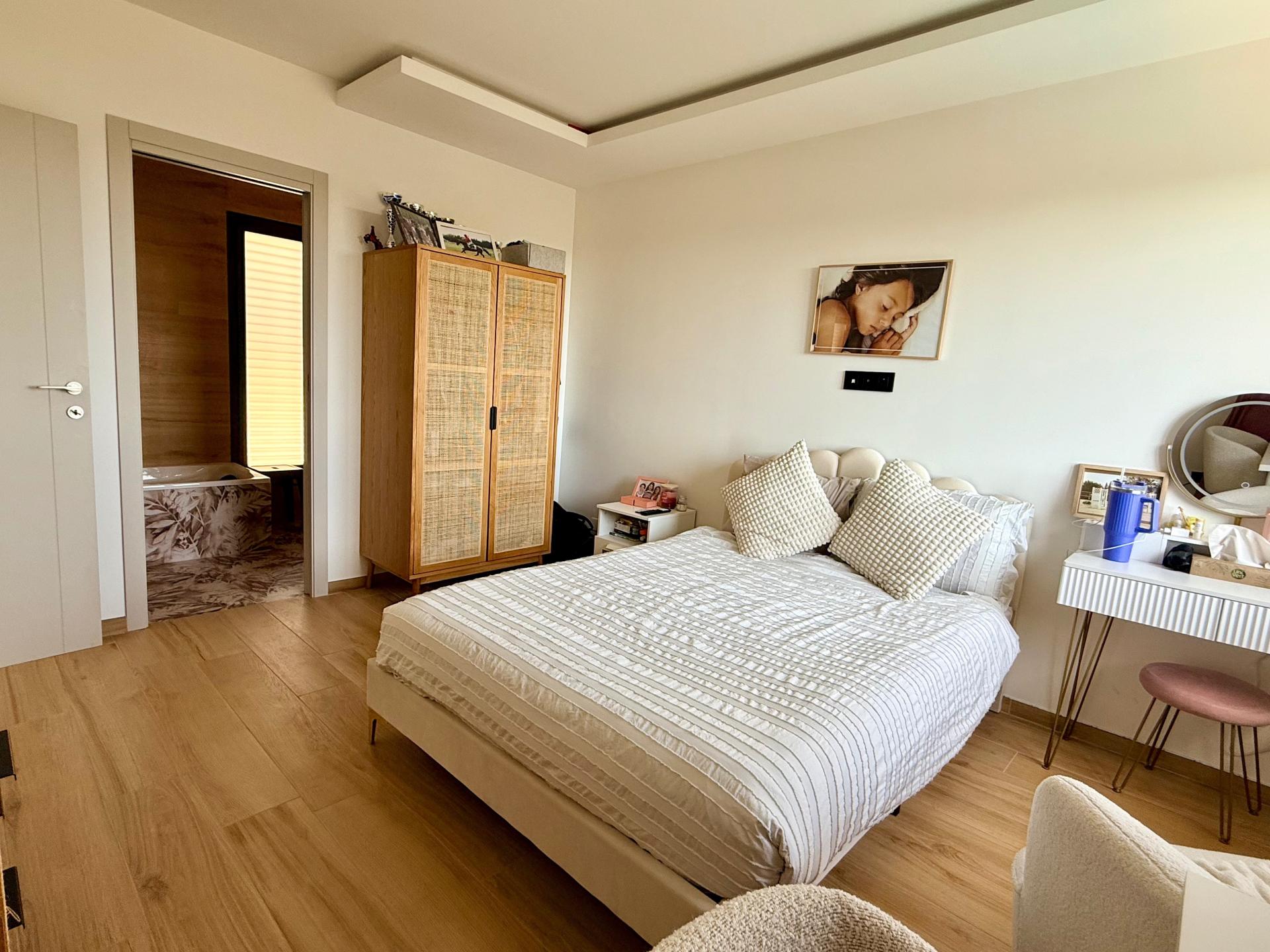 Photo 5 of the listing.