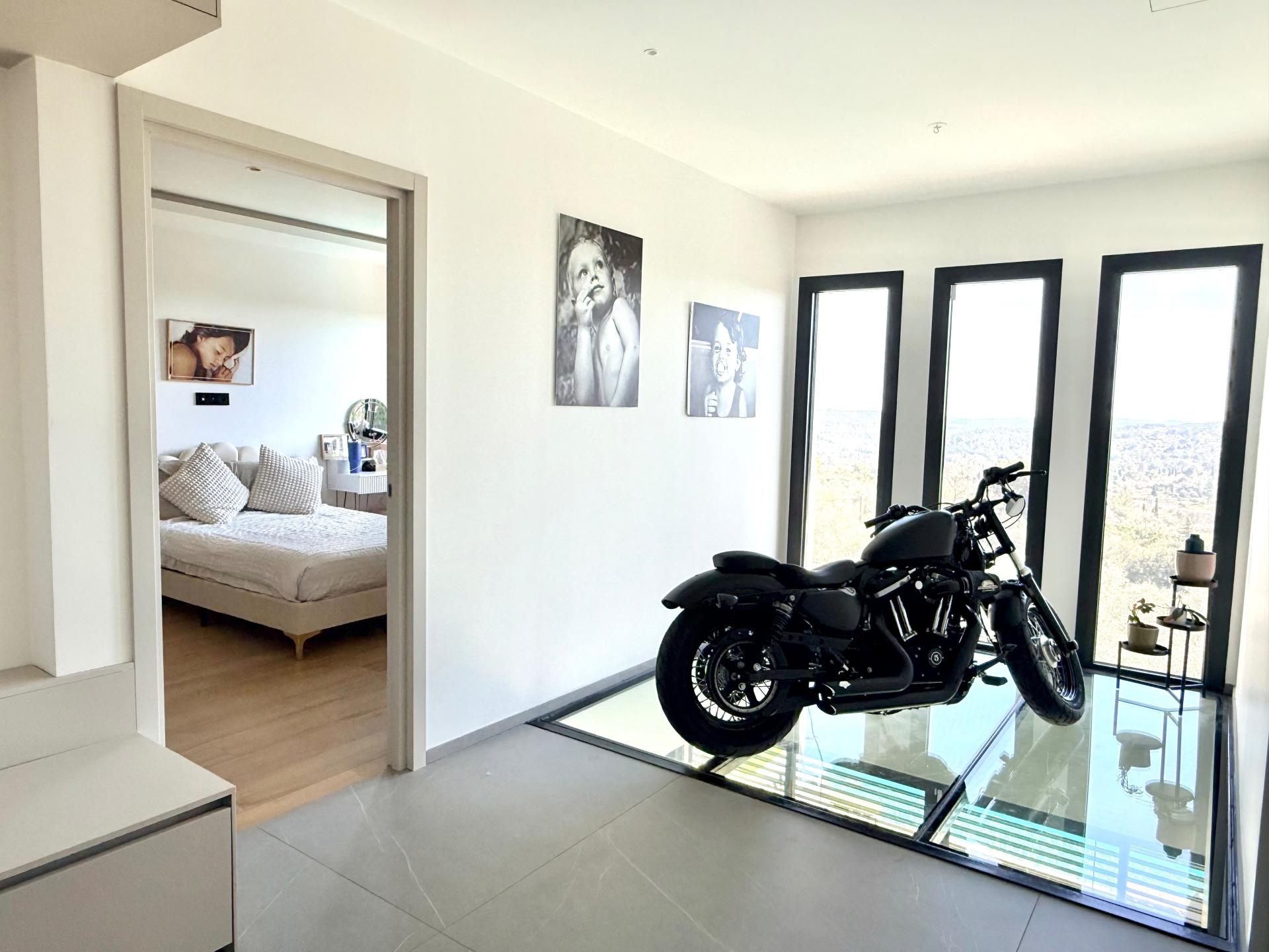 Photo 4 of the listing.