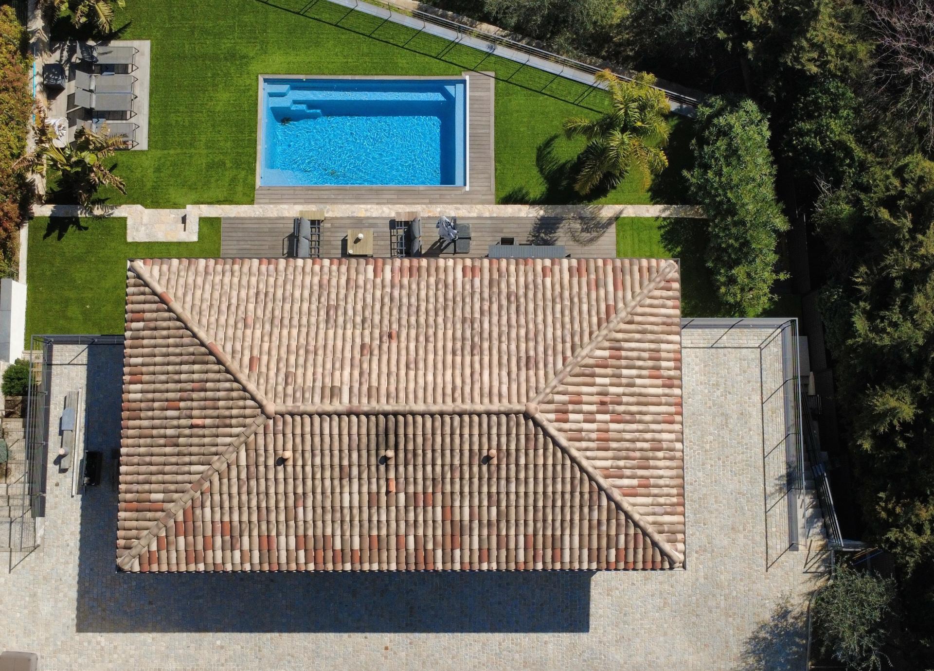 Photo 2 of the listing.