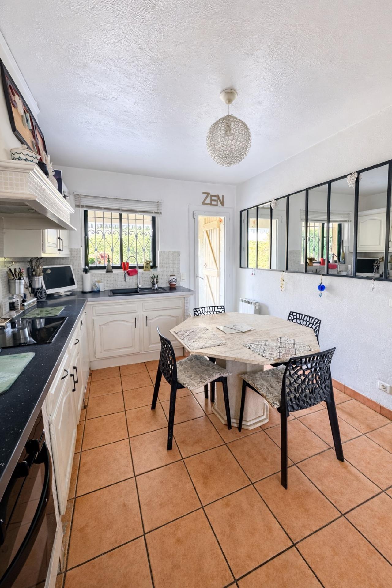 Photo 7 of the listing.